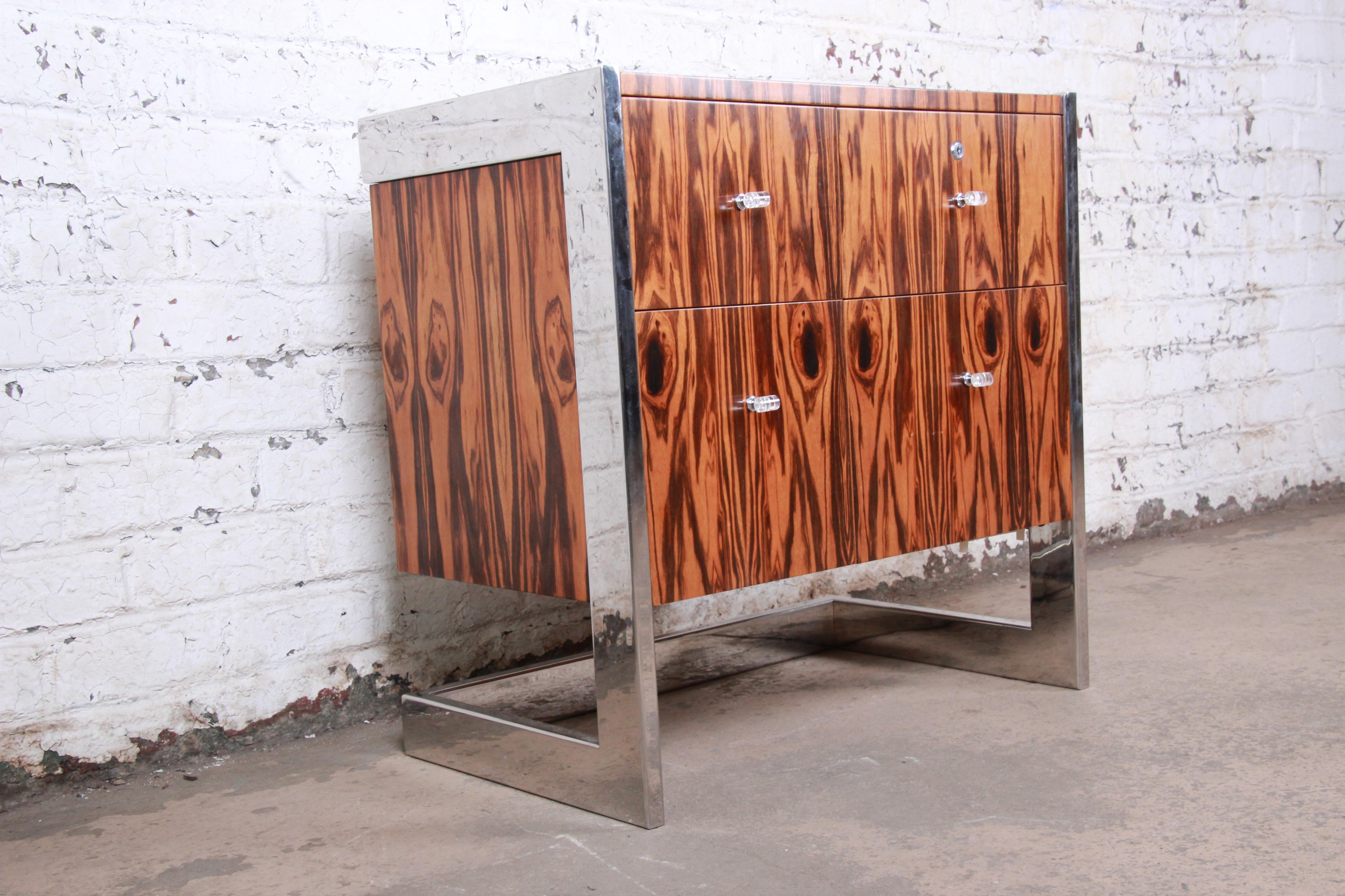 A rare and exceptional Mid-Century Modern cantilevered dresser or chest of drawers

By Leon Rosen for Pace Collection

USA, 1970s

Bookmatched Brazilian rosewood, polished steel and Lucite hardware

Measures: 30