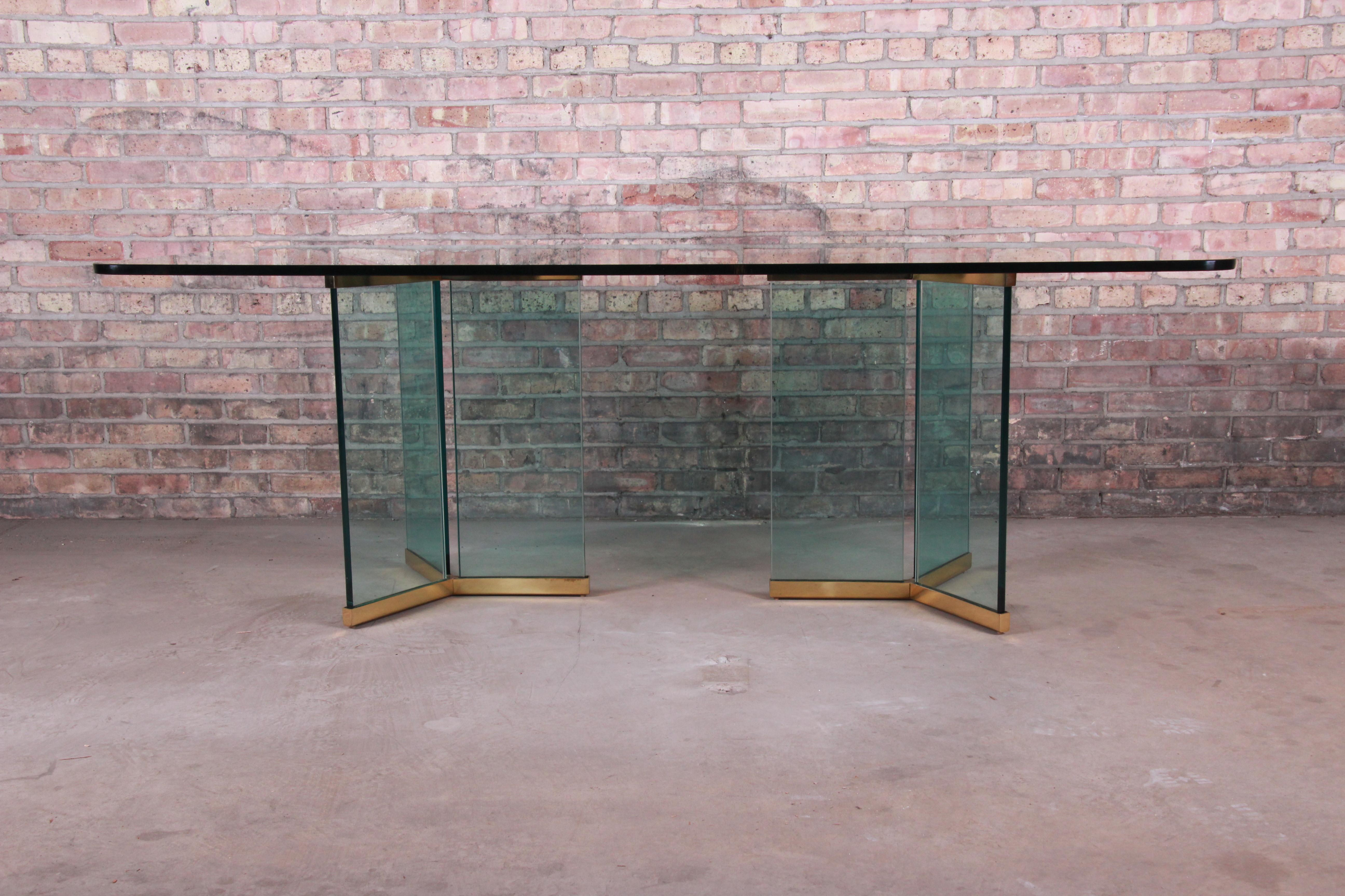 A gorgeous Mid-Century Modern Hollywood Regency brass and glass double pedestal dining table

By Leon Rosen for Pace Collection

USA, circa 1970s

Measures: 80