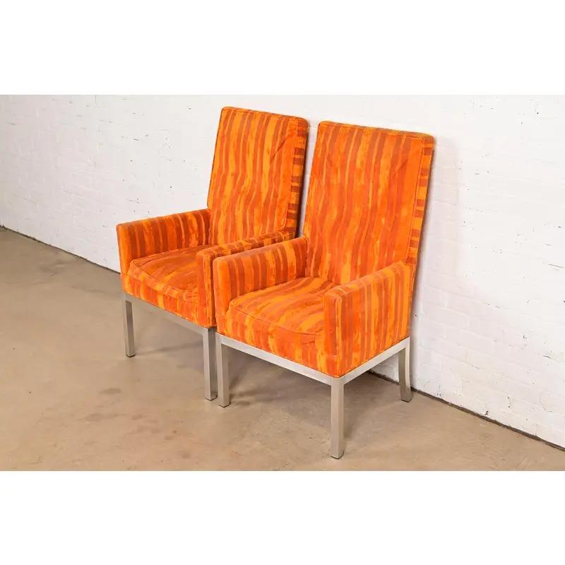 Una coppia elegante e raffinata di poltrone o sedie da capitano da pranzo in stile Mid-Century Modern

Di Leon Rosen per Pace Collection

USA, circa anni '1970

Base e gambe cromate, con sedute e schienali imbottiti.

Misure: 24 