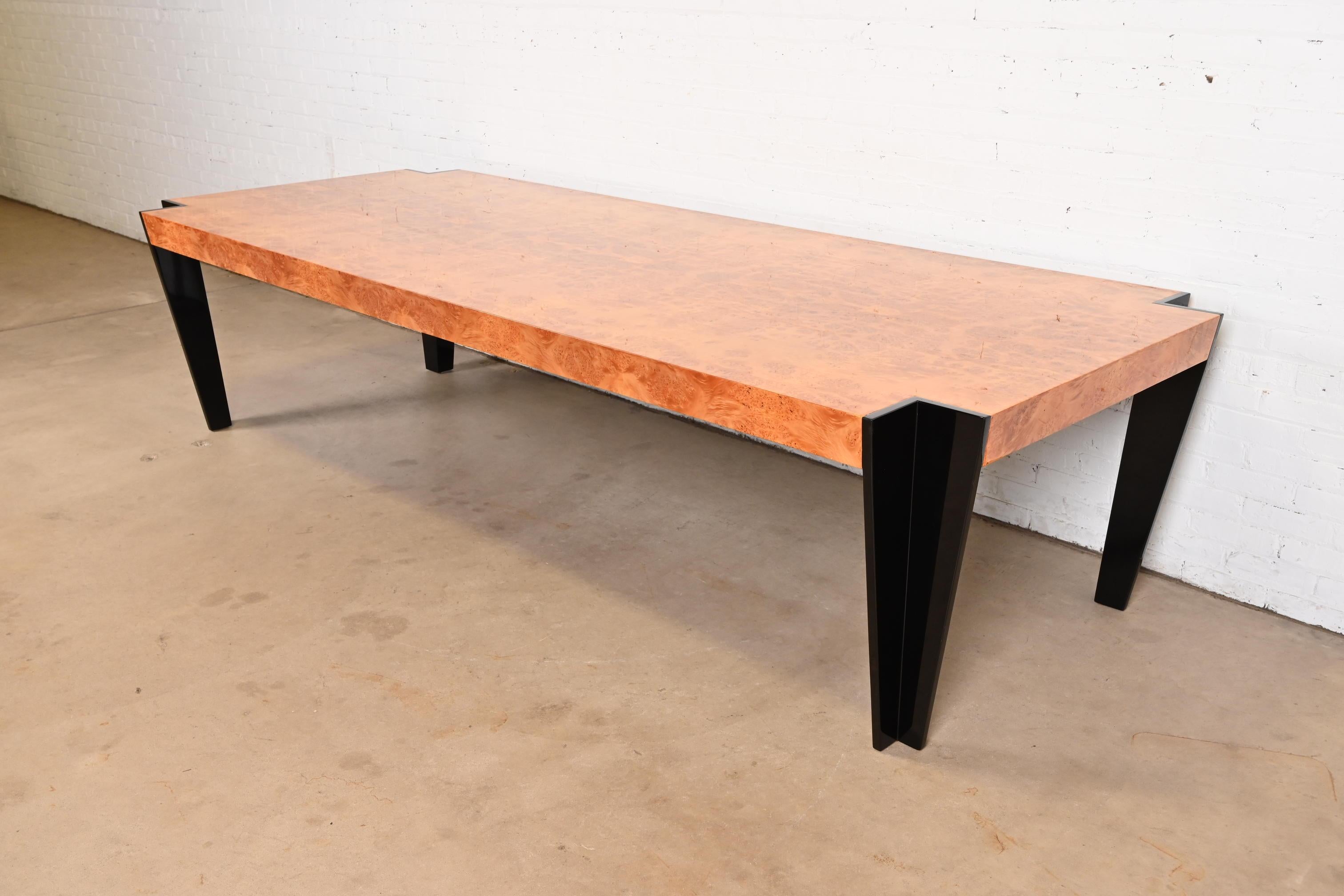 Un eccezionale tavolo da pranzo moderno in stile Art Déco

Di Leon Rosen per Pace Collection

USA, circa anni '1980

Wood è in legno d'ulivo burlato abbinato al libro, con gambe laccate nere.

Misure: 120 