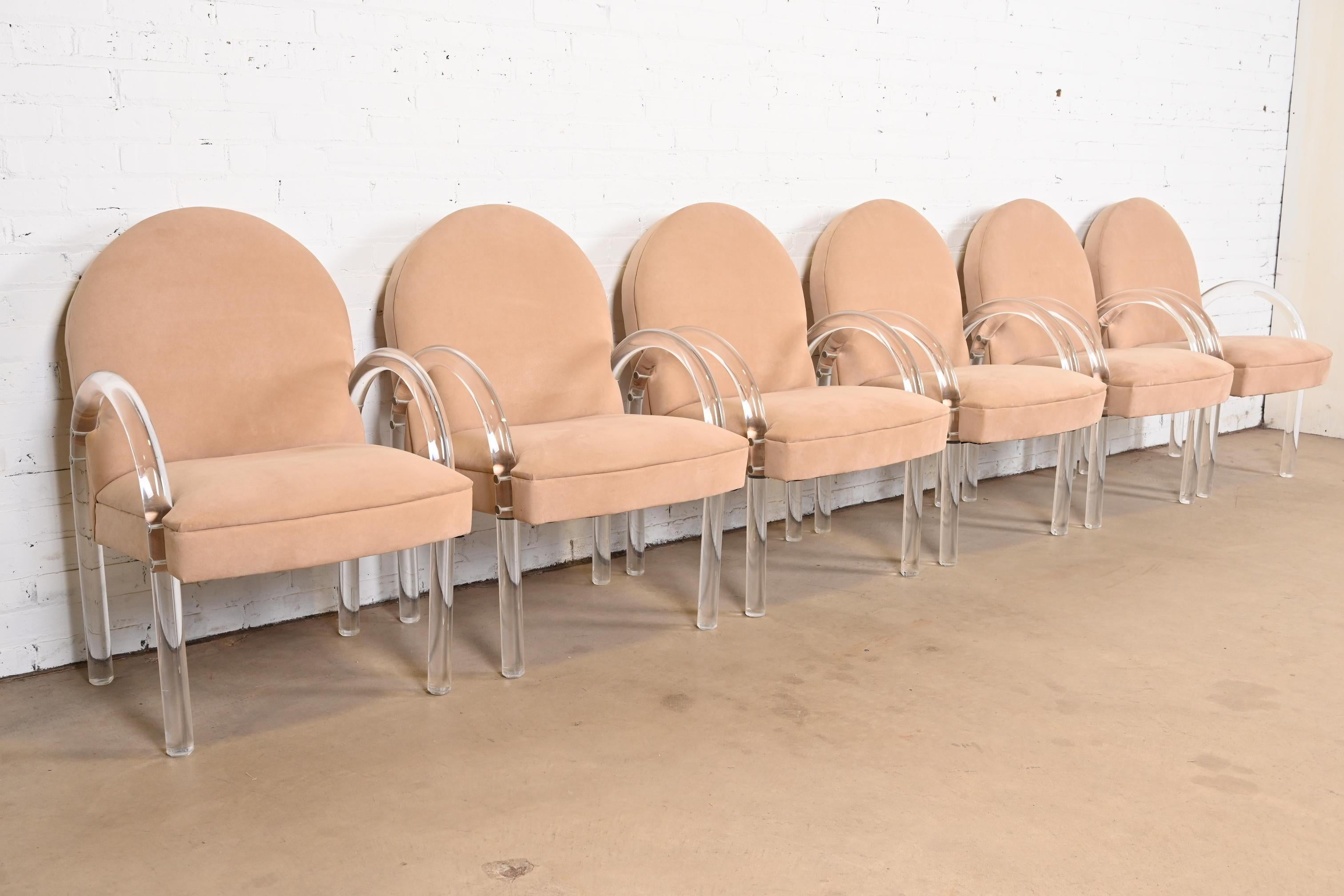 Magnifique ensemble de six fauteuils, chaises club ou chaises longues en lucite de style Art déco moderne ou du milieu du siècle.

Par Leon Rosen pour la Collectional

États-Unis, années 1970

Cadre sculptural en lucite et revêtement en daim