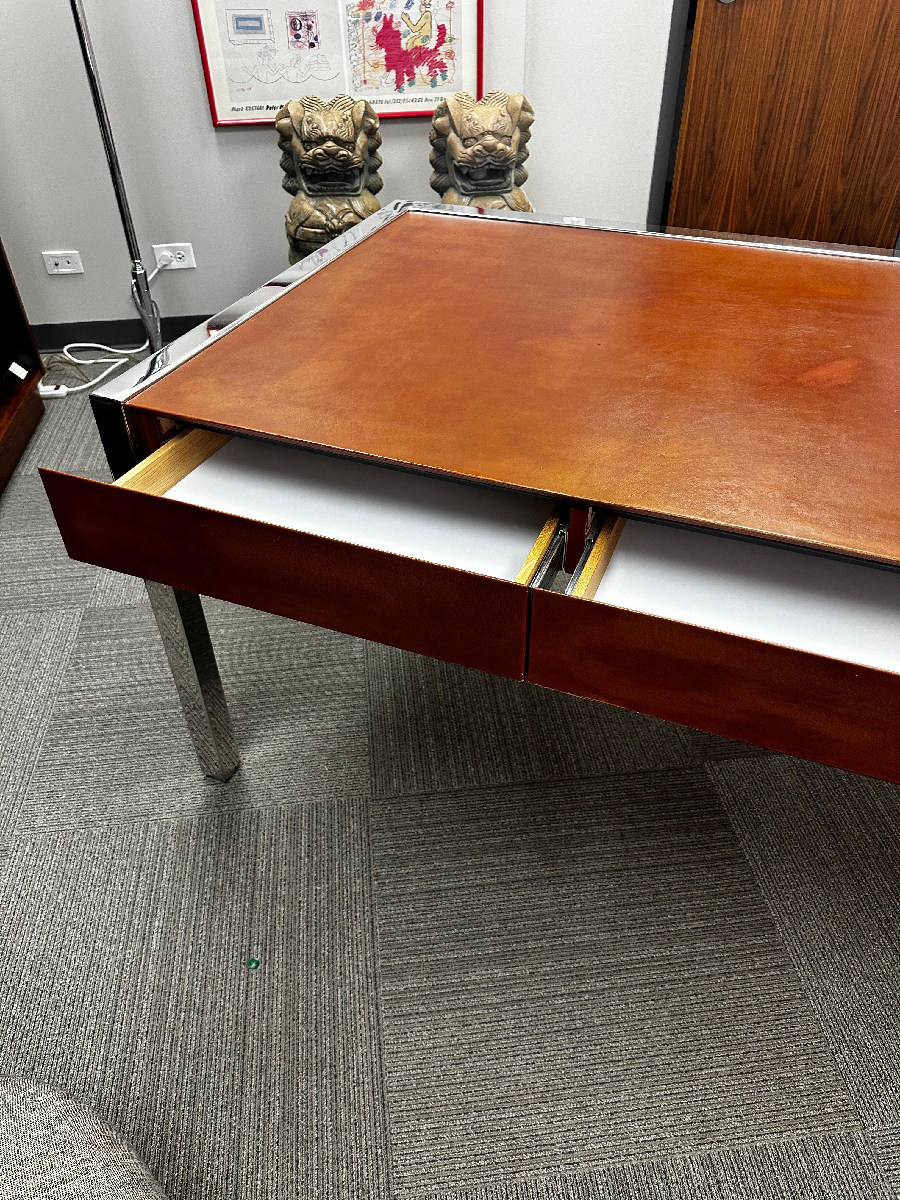 Leon Rosen per Pace Collection Scrivania direzionale in acciaio inox e pelle in vendita 3