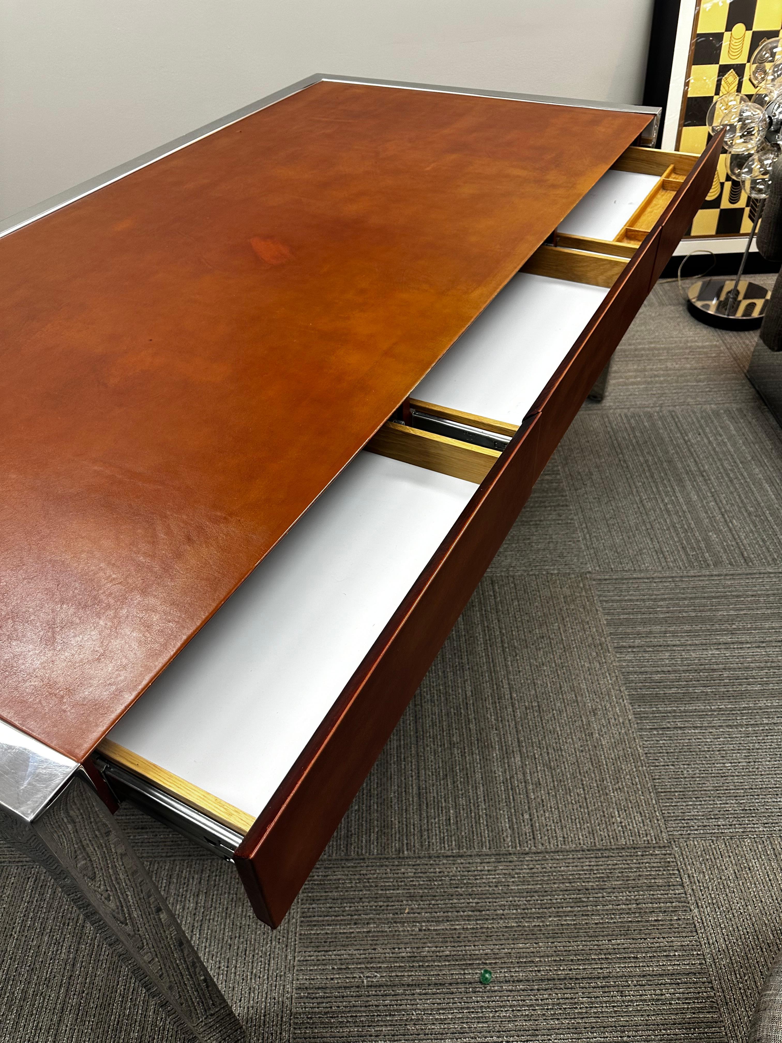 Leon Rosen per Pace Collection Scrivania direzionale in acciaio inox e pelle in vendita 4