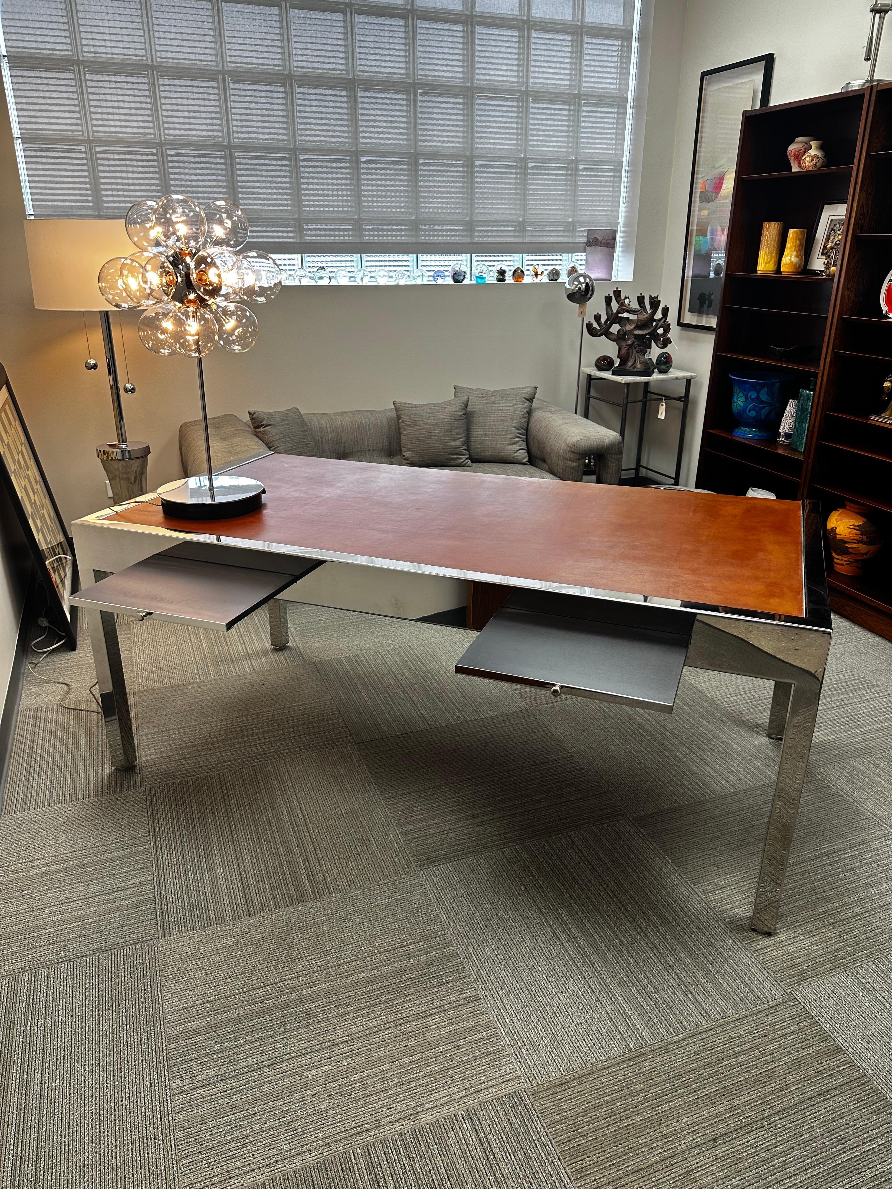 Leon Rosen per Pace Collection Scrivania direzionale in acciaio inox e pelle In condizioni buone in vendita a Skokie, IL