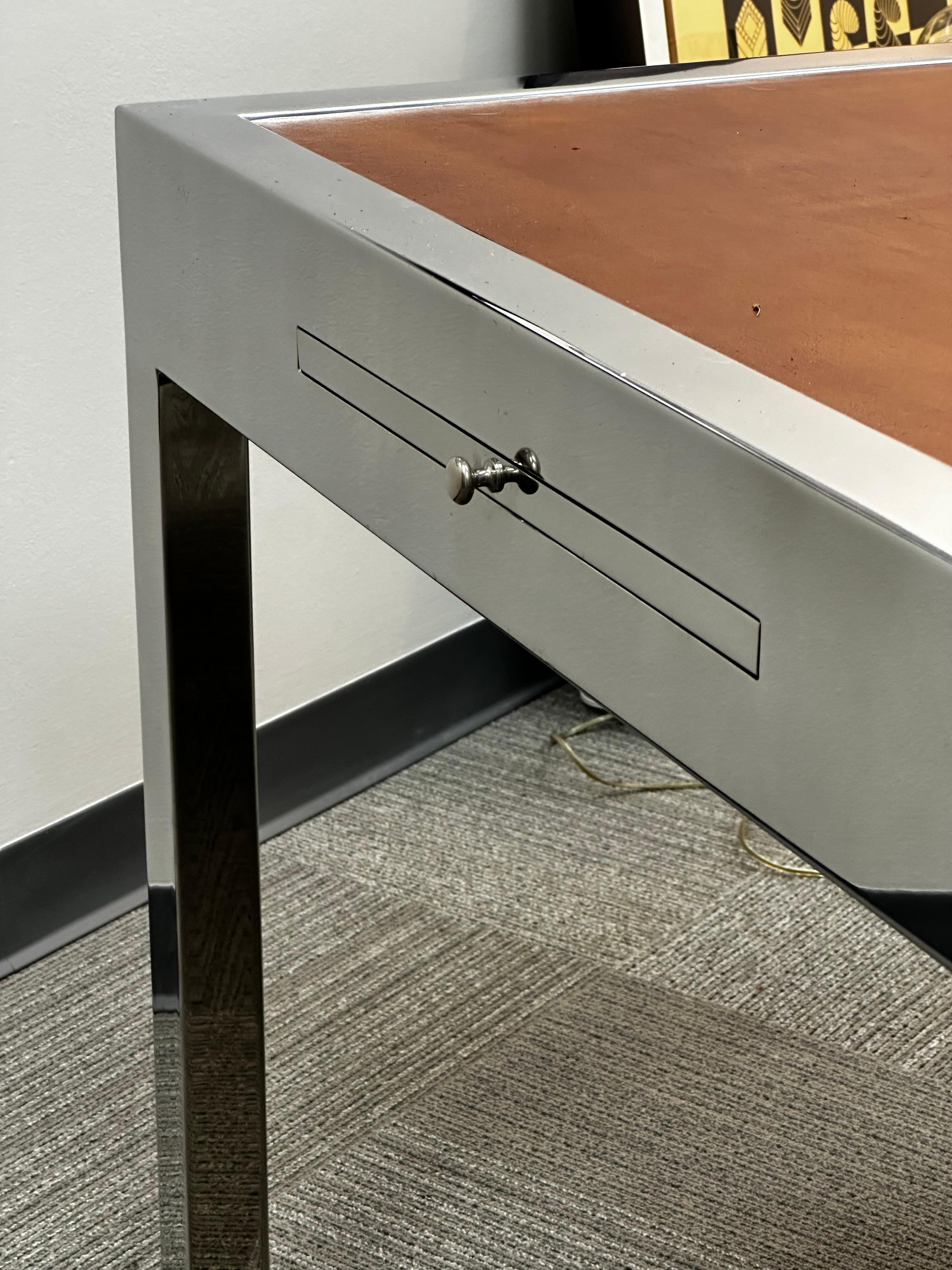 Fine XX secolo Leon Rosen per Pace Collection Scrivania direzionale in acciaio inox e pelle in vendita