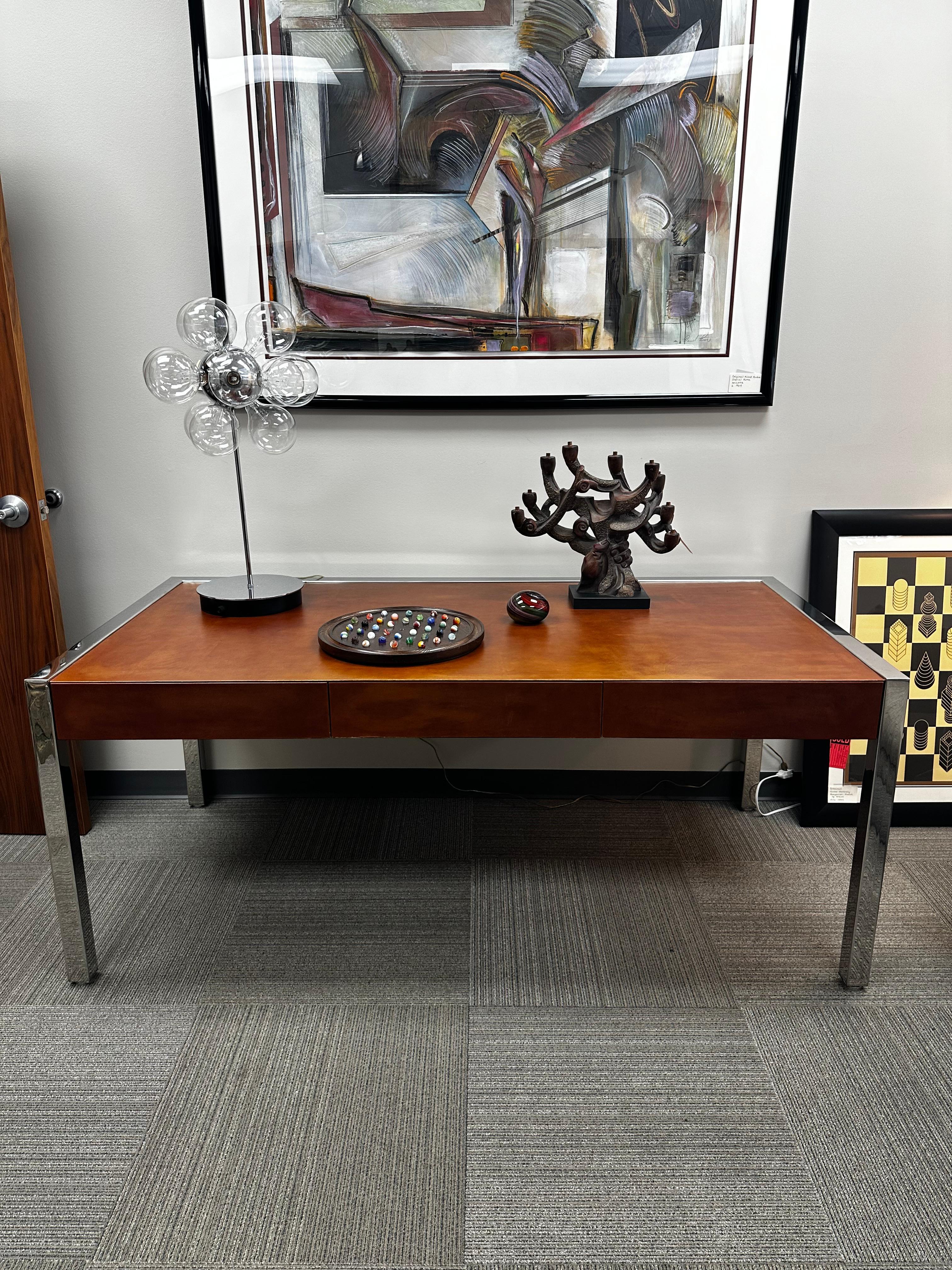 Pelle Leon Rosen per Pace Collection Scrivania direzionale in acciaio inox e pelle in vendita