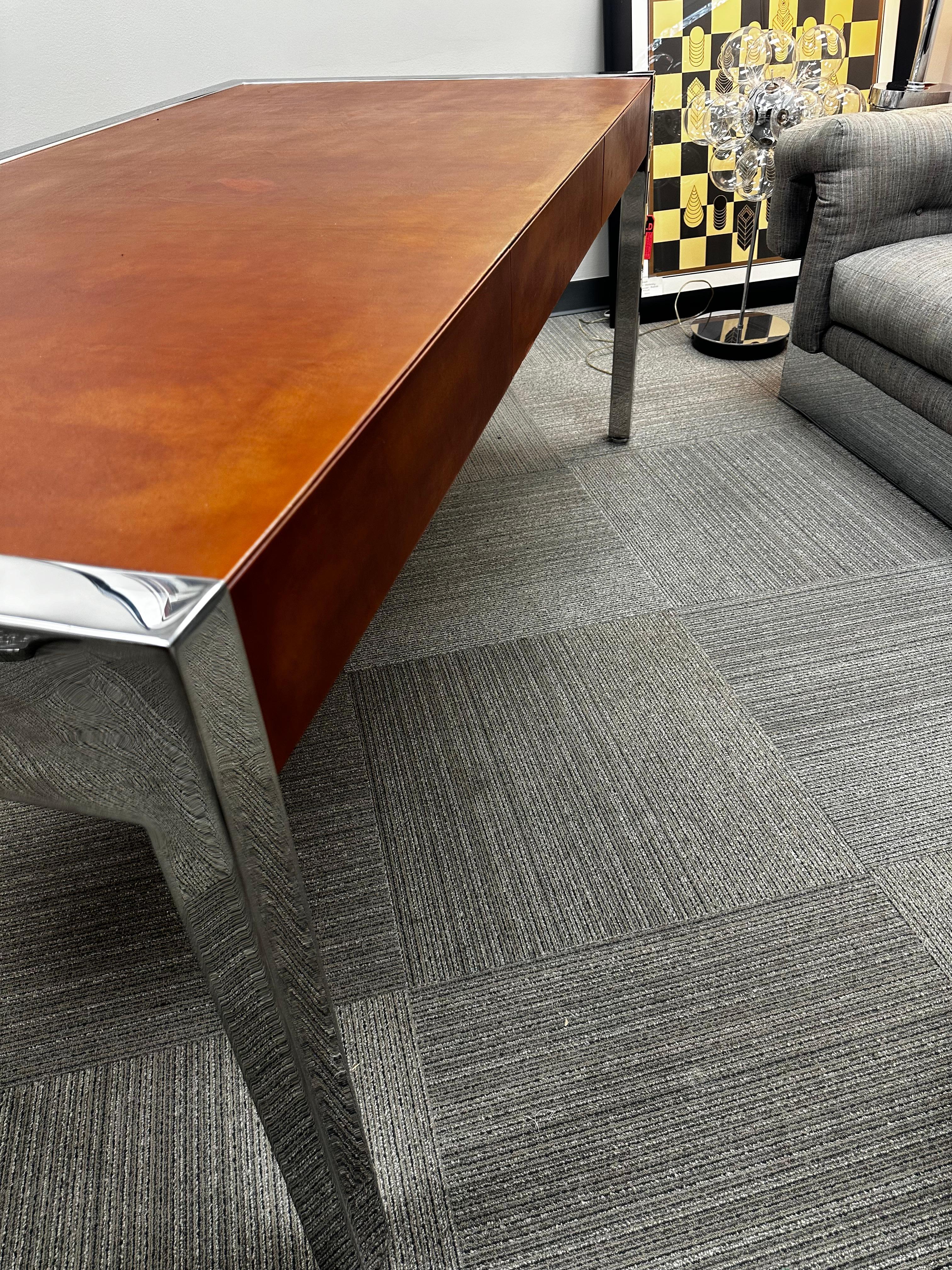 Leon Rosen per Pace Collection Scrivania direzionale in acciaio inox e pelle in vendita 1
