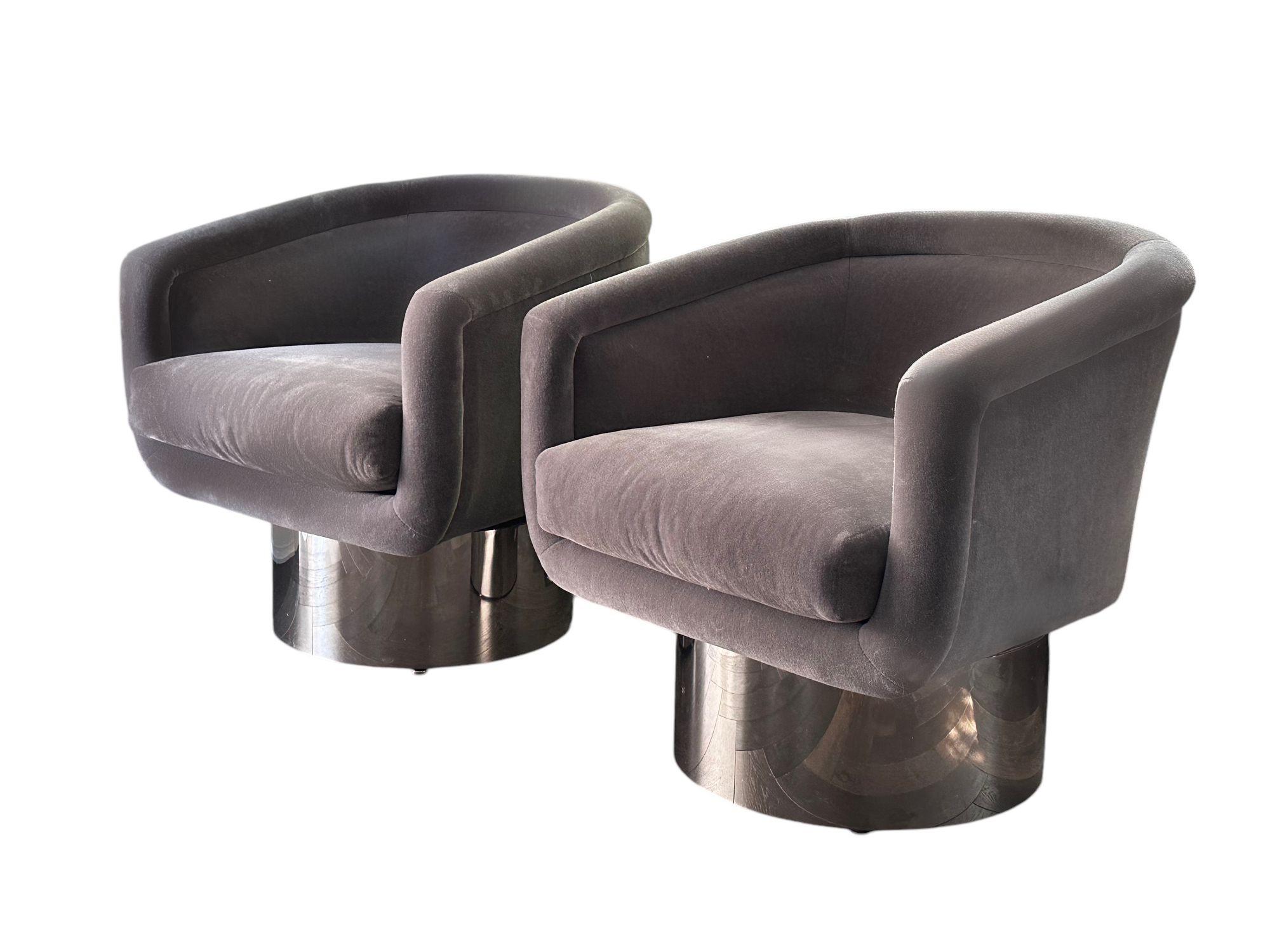 Leon Rosen for Pace Collection Sivel Chairs, 1970. Les chaises reposent sur une base en chrome poli. Rembourré en mohair gris ardoise.
Les chaises mesurent 30,5