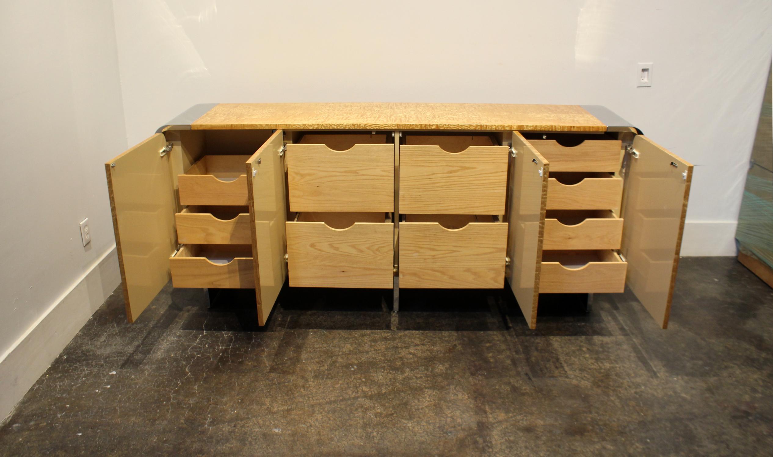 Leon Rosen for Pace Credenza Cabinet in Tiger Maple and Chrome im Zustand „Gut“ im Angebot in Dallas, TX