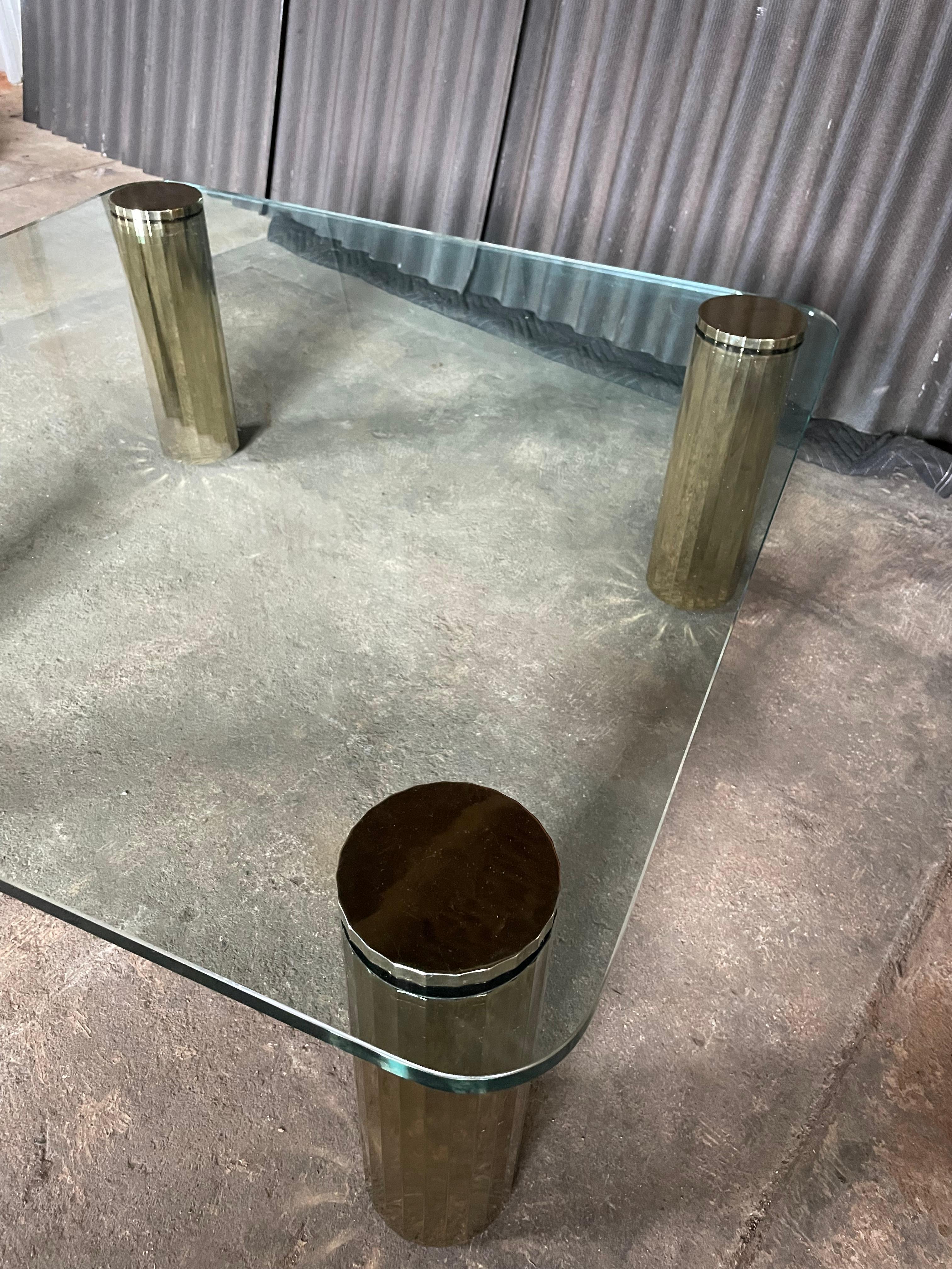 Mid-Century Modern Table de cocktail de style Pace en verre et plaqué laiton Leon Rosen pour en vente