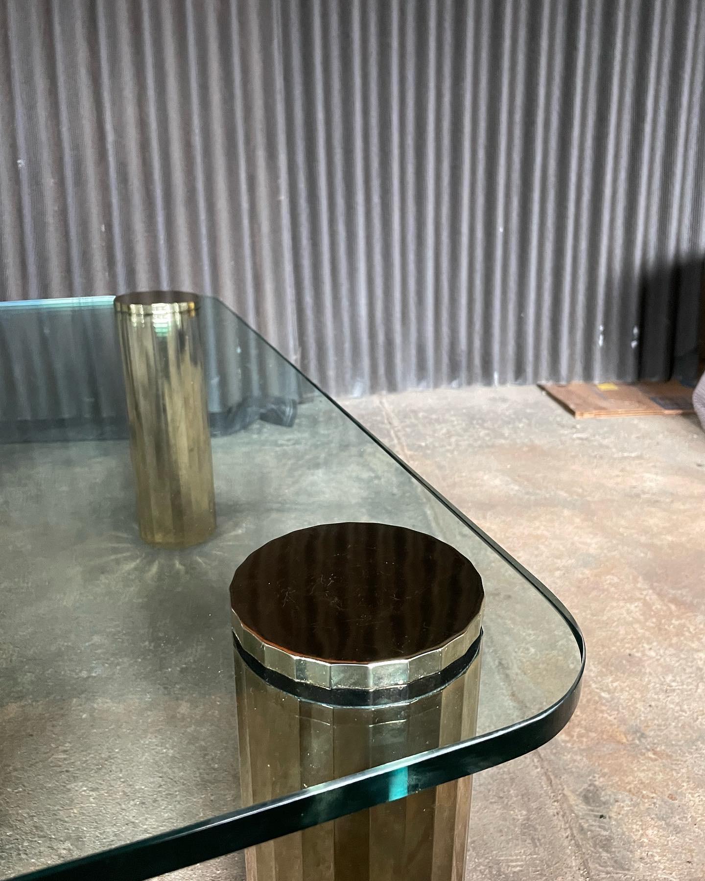 Fin du 20e siècle Table de cocktail de style Pace en verre et plaqué laiton Leon Rosen pour en vente
