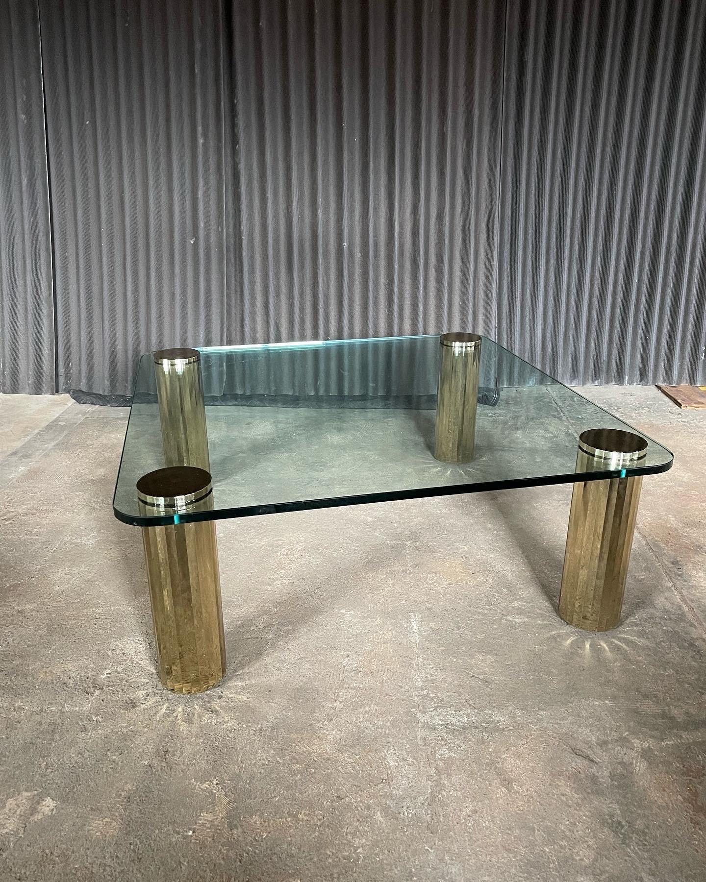 Table de cocktail de style Pace en verre et plaqué laiton Leon Rosen pour en vente 1