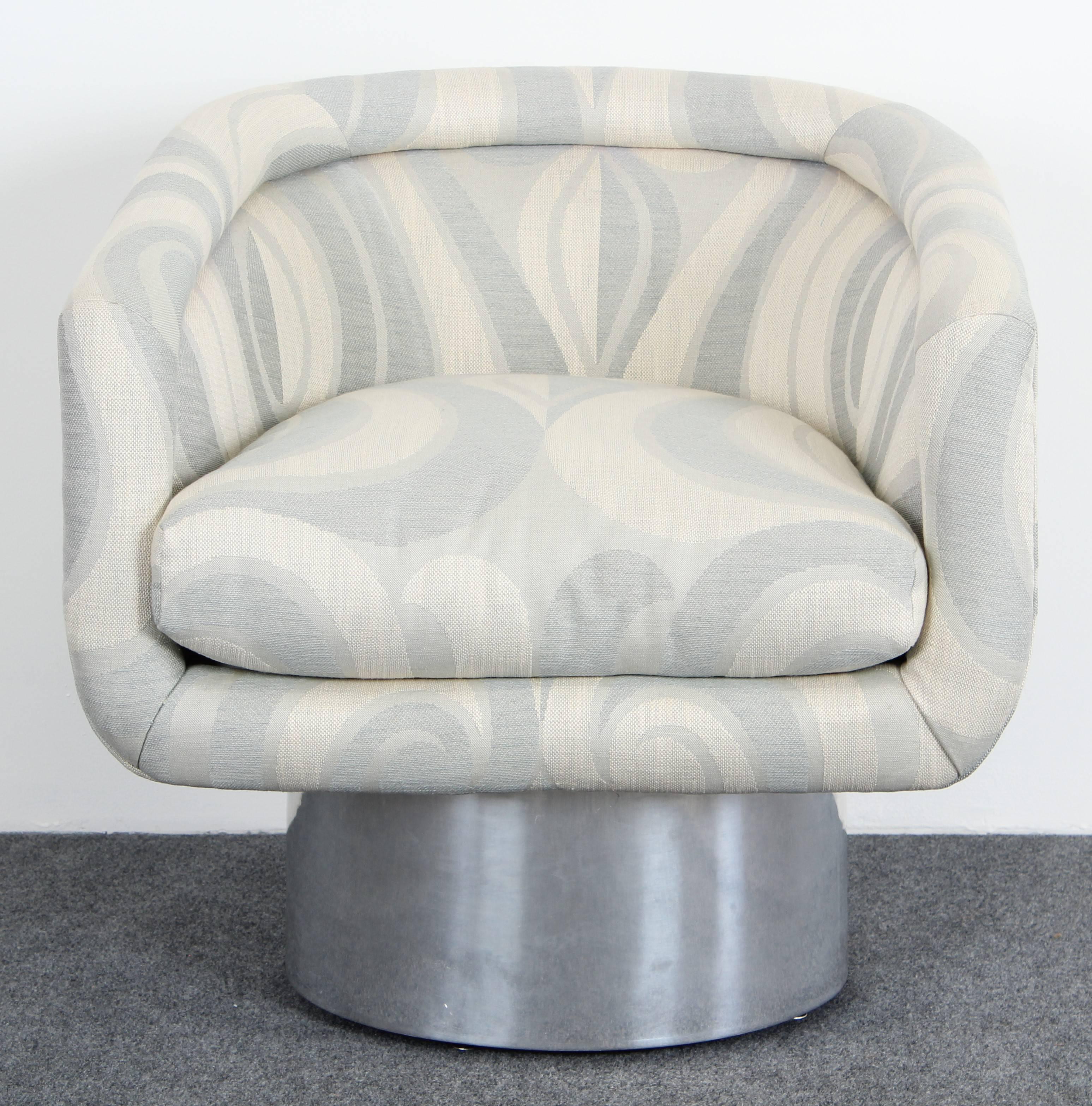 A stunning Leon Rosen for Pace Swivel lounge chair, circa 1970s. The pedestal base is made of polished solid aluminium. The fabric and aluminium are in very good condition. Two pairs are also available.