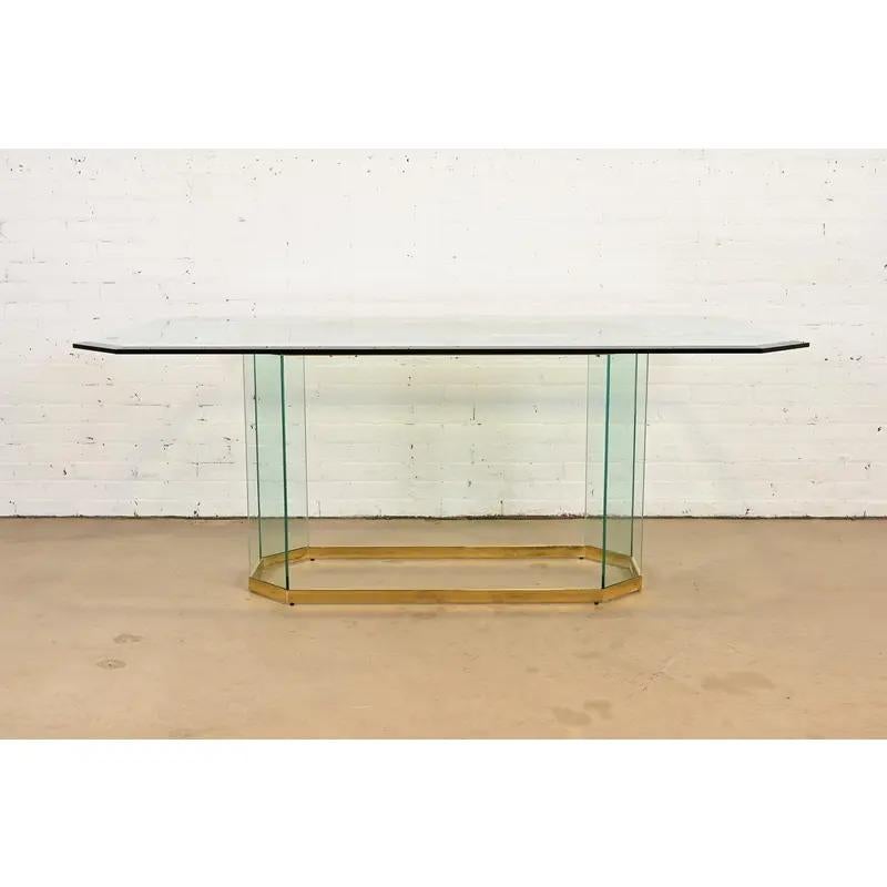 Uno splendido tavolo da pranzo con piedistallo in ottone e vetro in stile Hollywood Regency della metà del secolo scorso

Di Leon Rosen per Pace Collection

USA, anni '70

Misure: 71,75
