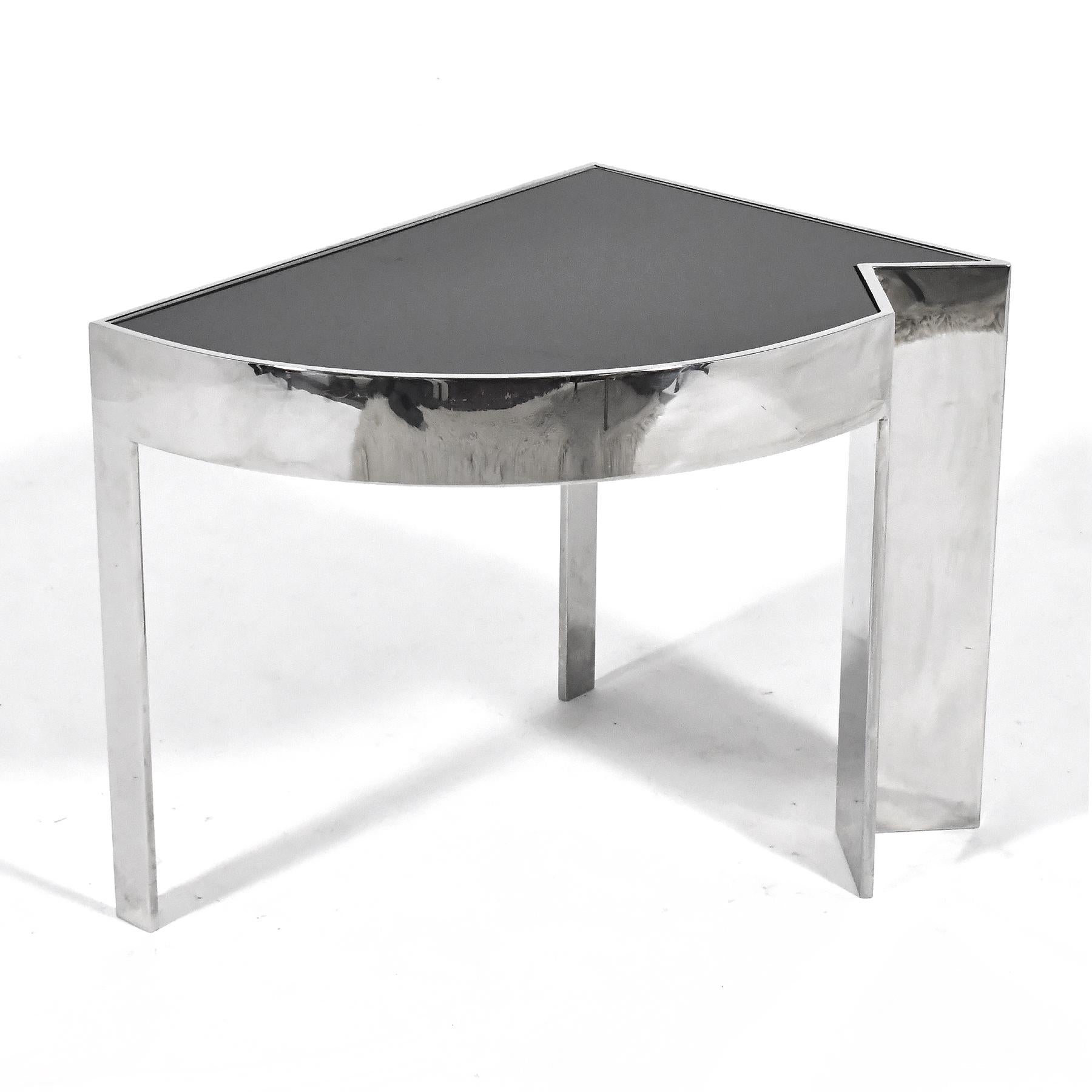Un potente design post-moderno di Leon Rosen per Pace Collection, questo tavolino modello 3250 