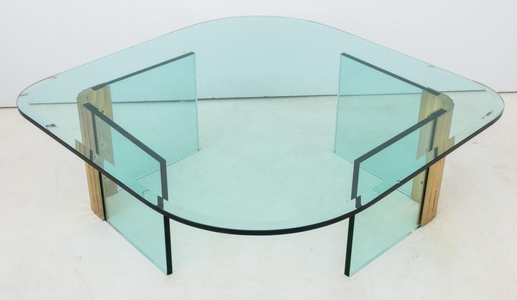 Leon Rosen Pace Collectional Table basse en verre et laiton, années 1970, avec des bases en forme de V. 16