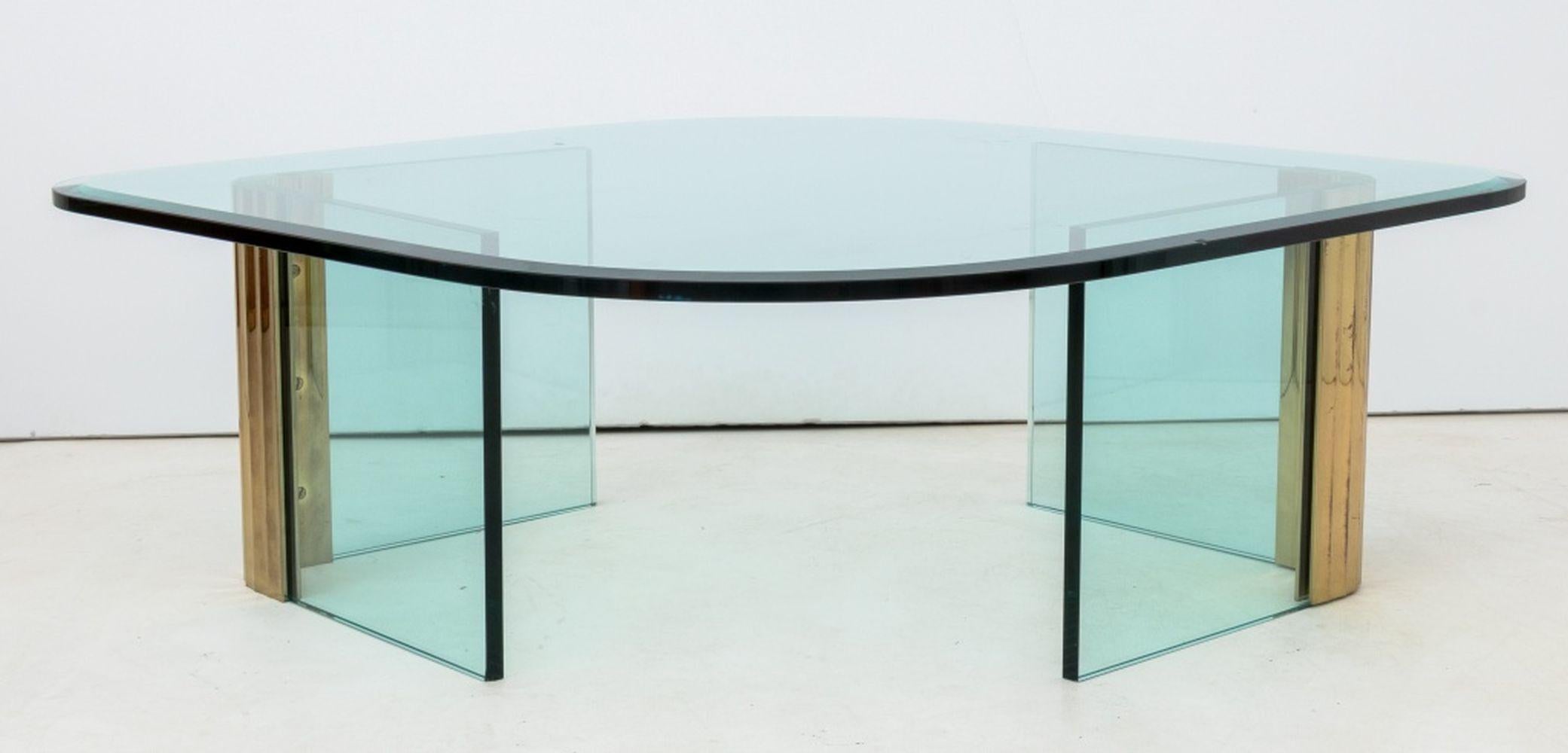 Mid-Century Modern Leon Rosen Collection Paceal Table basse en verre et laiton en vente