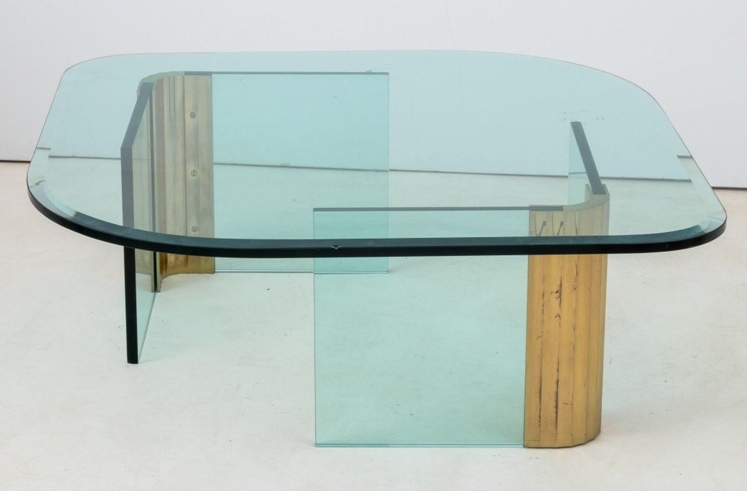 Fin du 20e siècle Leon Rosen Collection Paceal Table basse en verre et laiton en vente