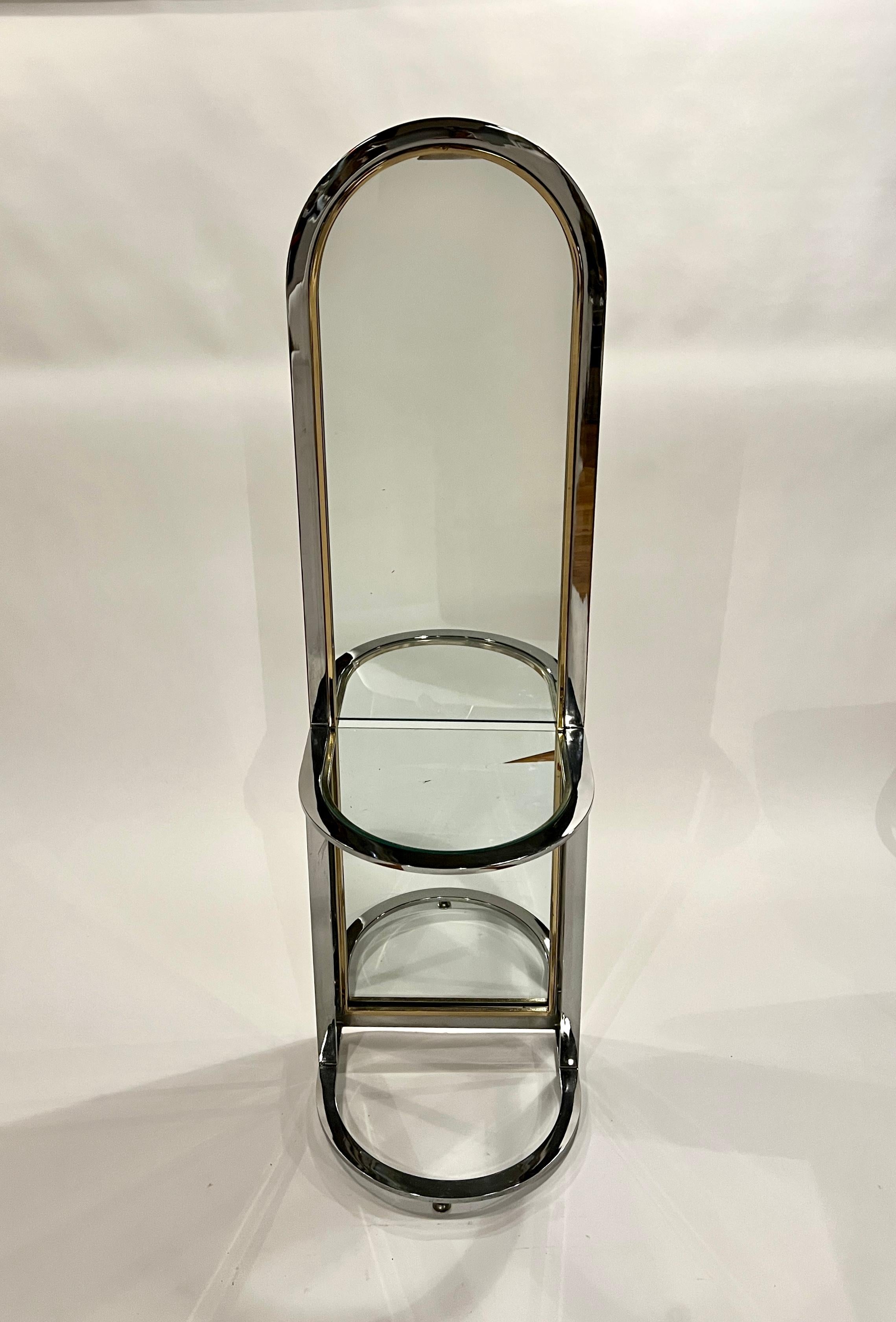 Miroir de sol du 20e siècle à pied avec table en verre Design/One, fabriqué dans un cadre chromé avec des inserts en laiton. 