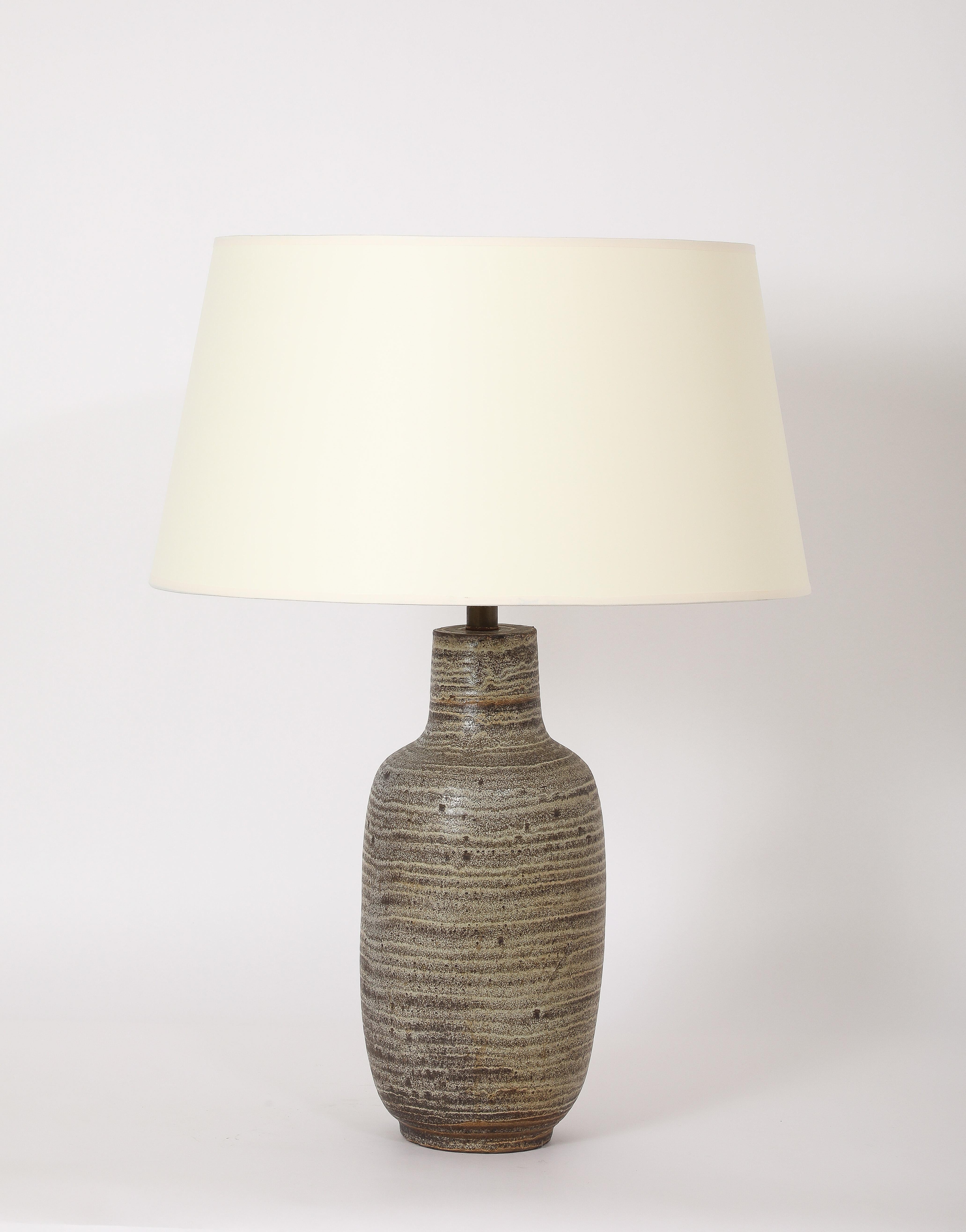Lee Rosen pour Design/One, Grande lampe de table avec une glaçure superposée sur une base encastrée. Base seulement 8x18