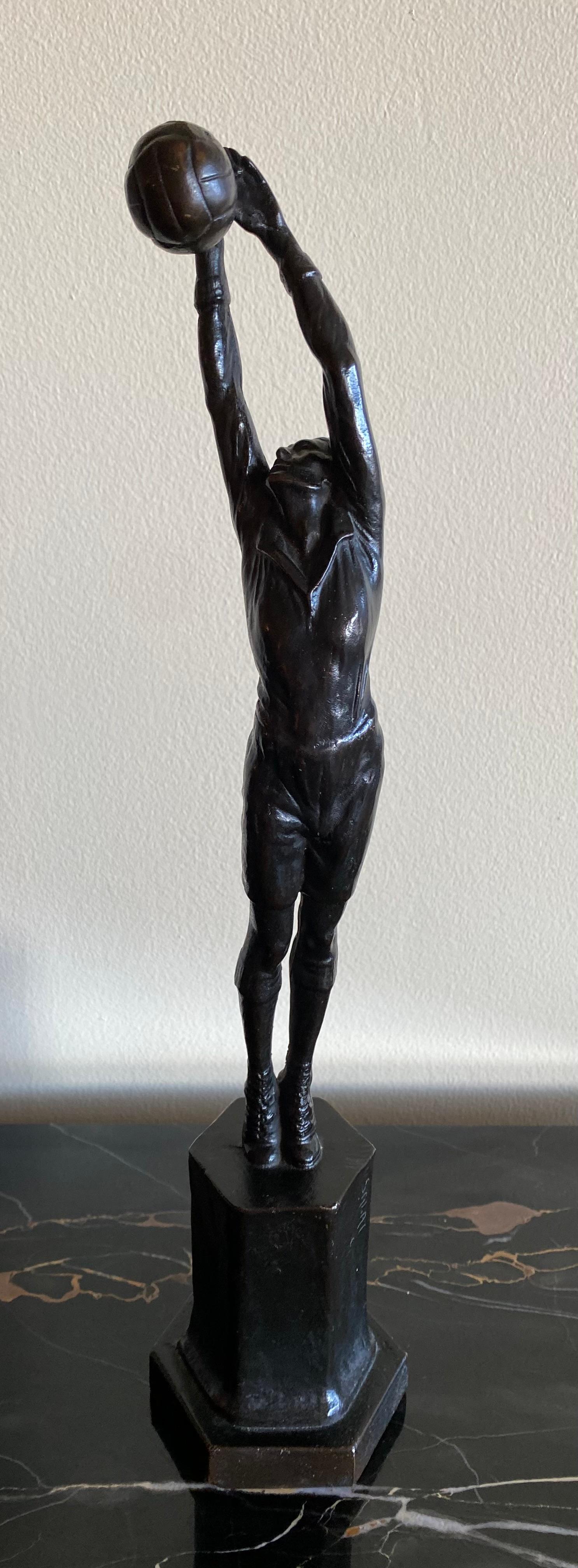 Torwart (Gold), Figurative Sculpture, von Leon Salat