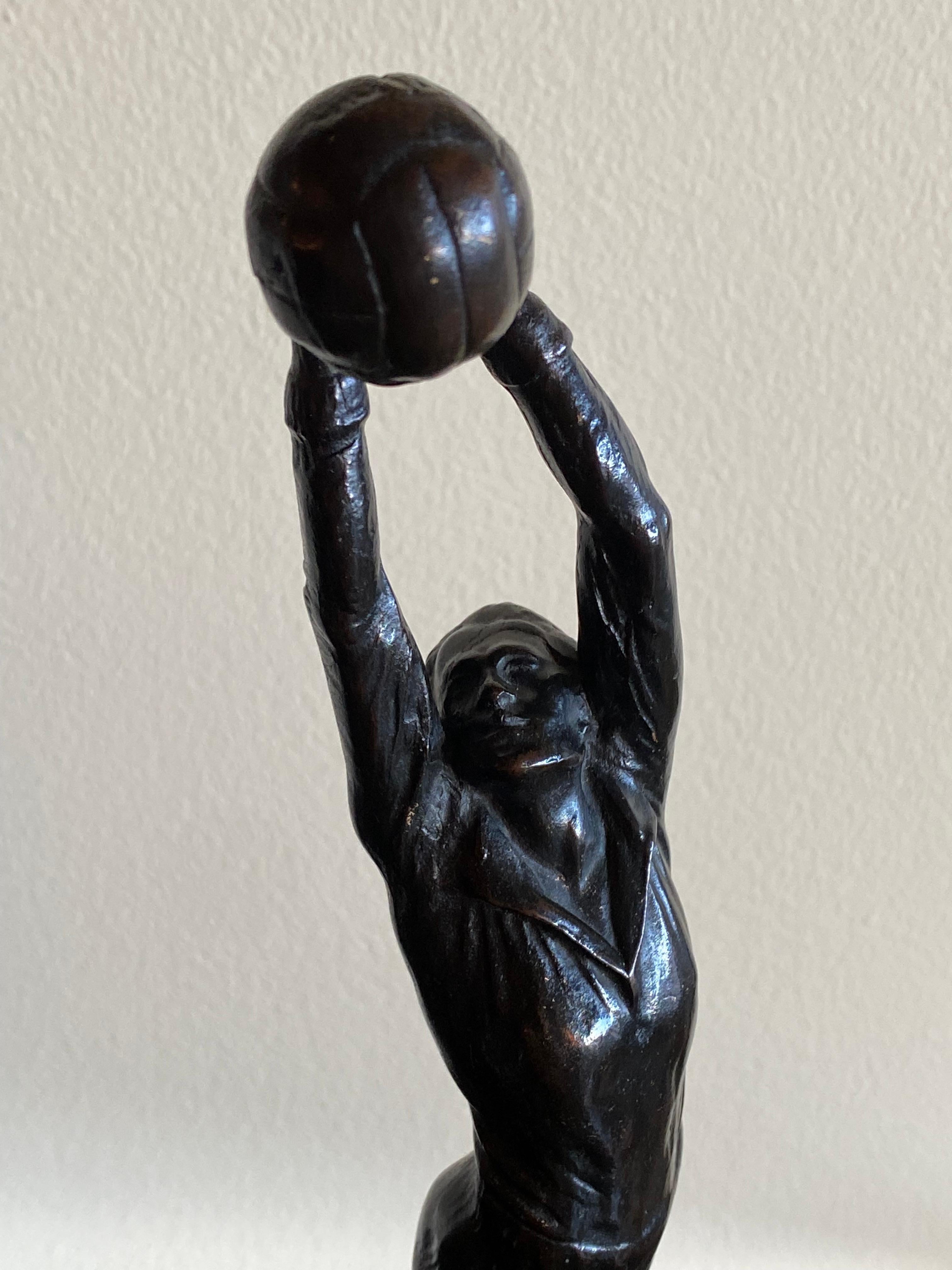 Eine Art-Déco-Bronze mit reichhaltiger schokoladenbrauner Patina, die die Figur eines Torwarts darstellt. Die Figur reckt sich hoch, um den Fußball abzuwehren, und steht auf einem integrierten sechseckigen Sockel.
C. 1925, signiert auf dem