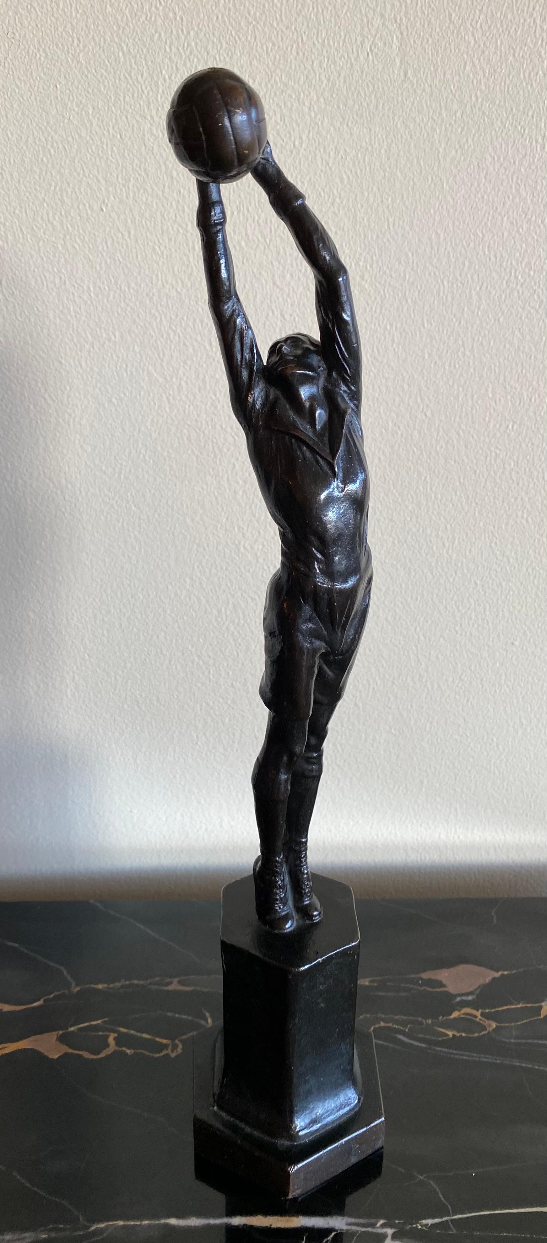 Leon Salat Figurative Sculpture – Torwart