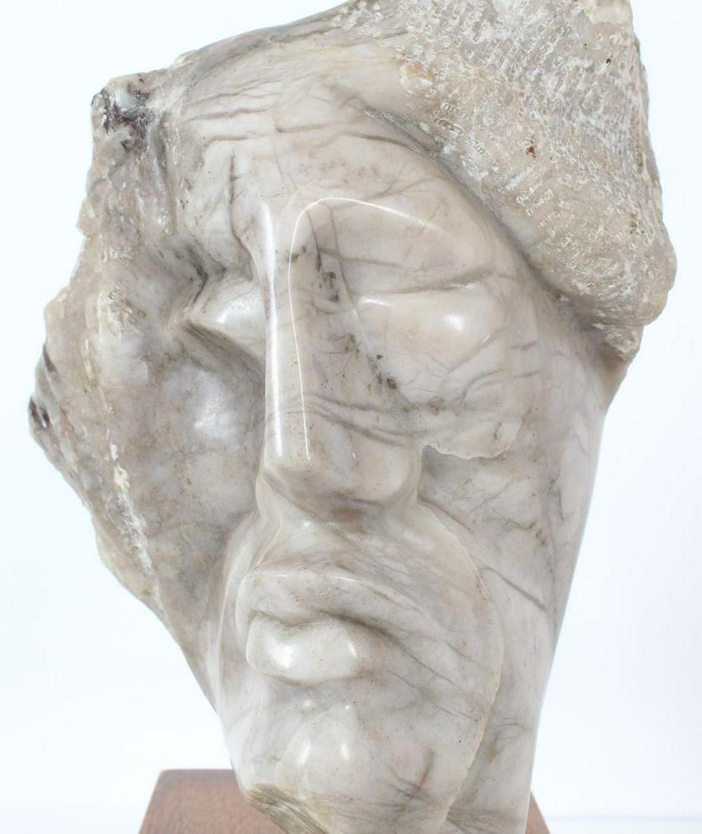 Windgepeitschtes Gesicht eines Mannes Marmorskulptur  – Sculpture von Leon Saulter 