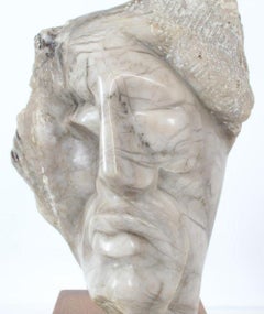 Scultura in marmo del volto dell'uomo spazzato dal vento