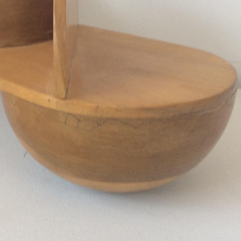 Todo vale (Escultura abstracta y moderna de madera a pequeña escala de mediados del siglo XX) - Sculpture Contemporáneo de Leon Smith
