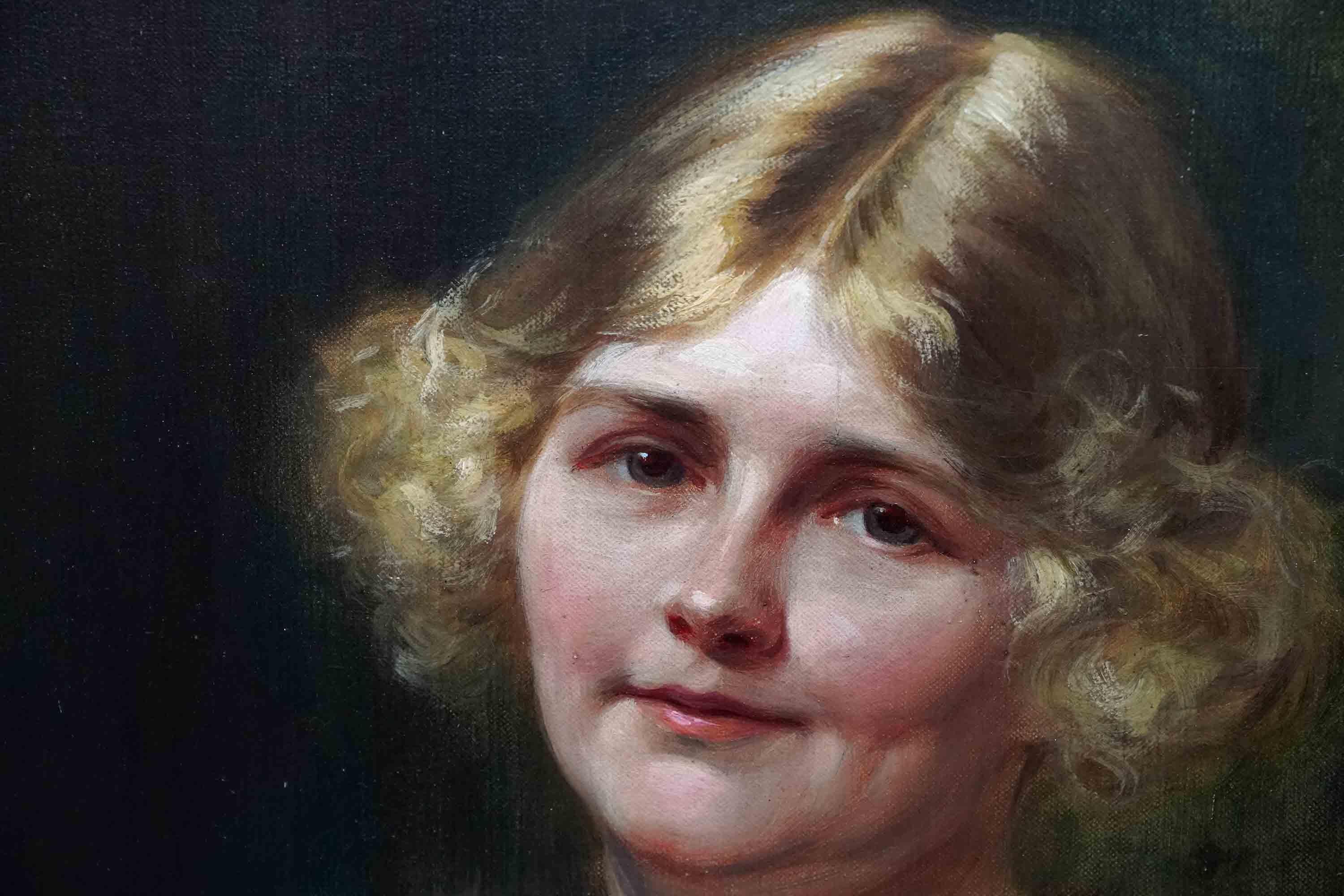 Dieses schöne Art-Deco-Porträt-Ölgemälde stammt von dem bekannten britischen Society-Porträtisten Leon Sprinck. Das 1924 gemalte Bildnis zeigt eine schöne blonde Frau, die den Künstler/Betrachter lächelnd anschaut und den Kopf zur Seite neigt. Wir