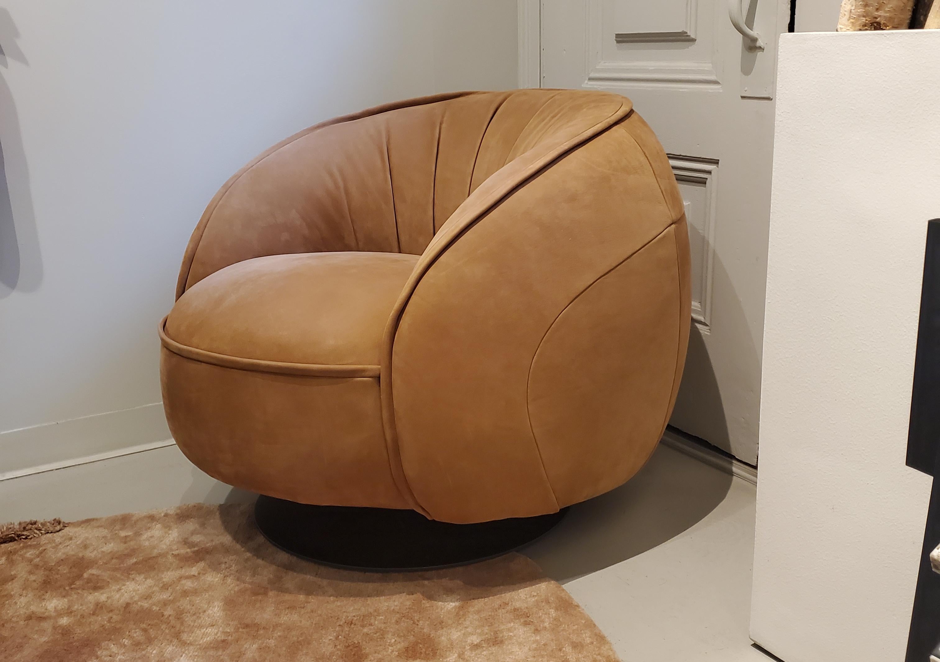 Made in Italy.

MDF plywood frame. Differentiated density polyurethane foam filling with acrylic fiber cover. Springing with woven elastic straps of covered rubber. Black-stained underbody base. Armchair with hand-finished burnished metal
