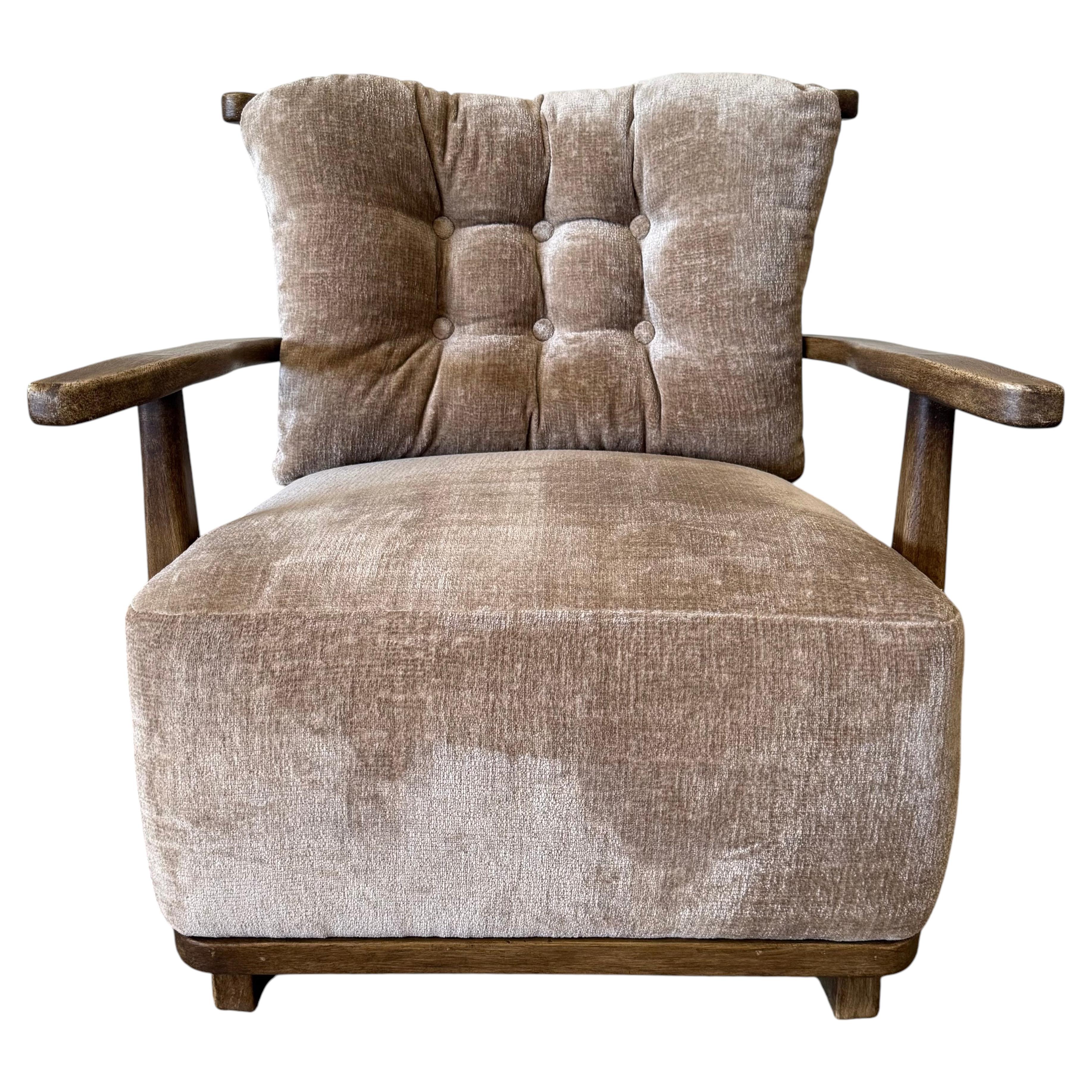 Fauteuil de salon Leona en velours avec dossier capitonné