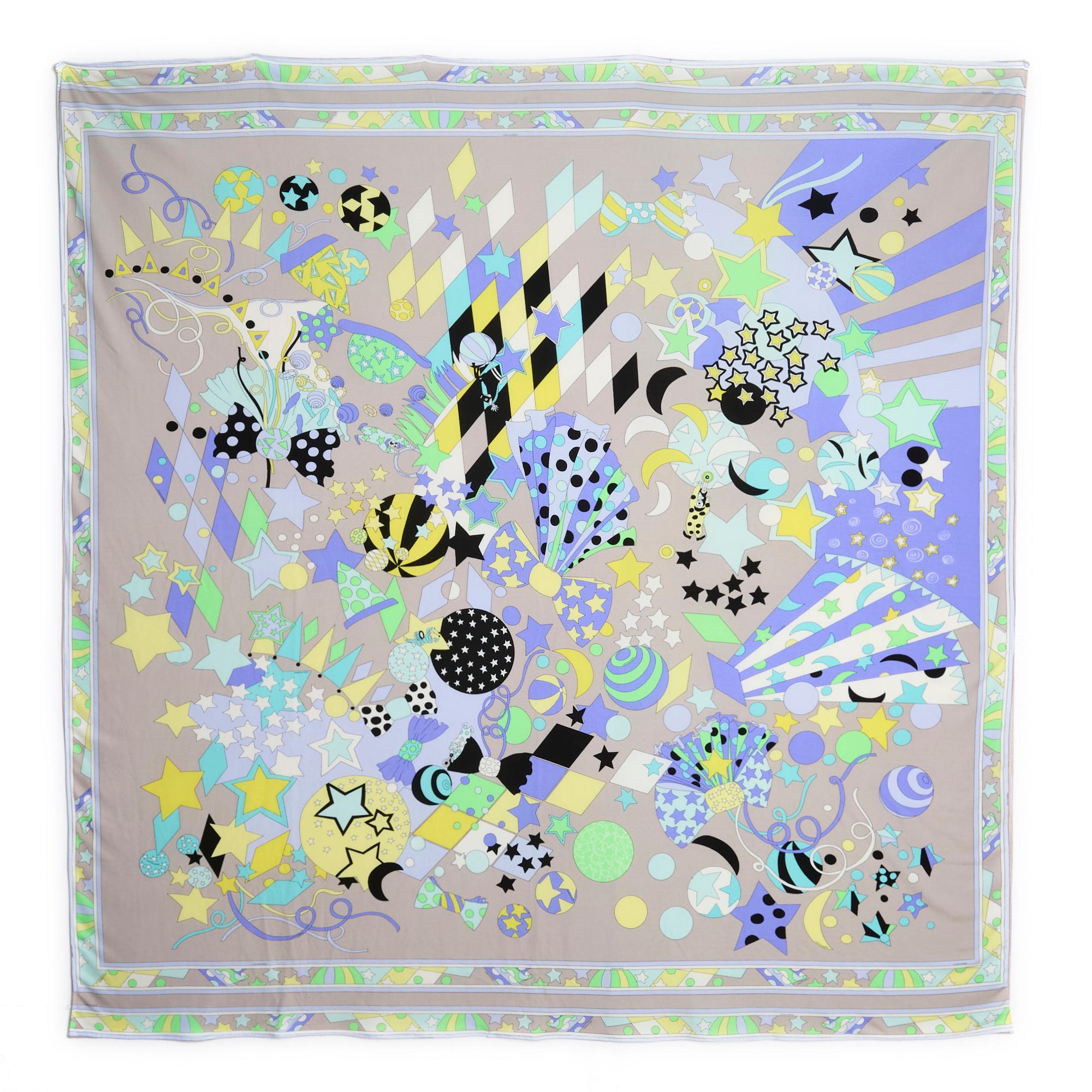 Léonard square scarf 145 in silk jersey, circus-inspired pattern in shades of purple and green on a gray background. Width 145 cm x length 144 cm approximately. The square is vintage, the edges have obviously been sewn by machine, but it remains