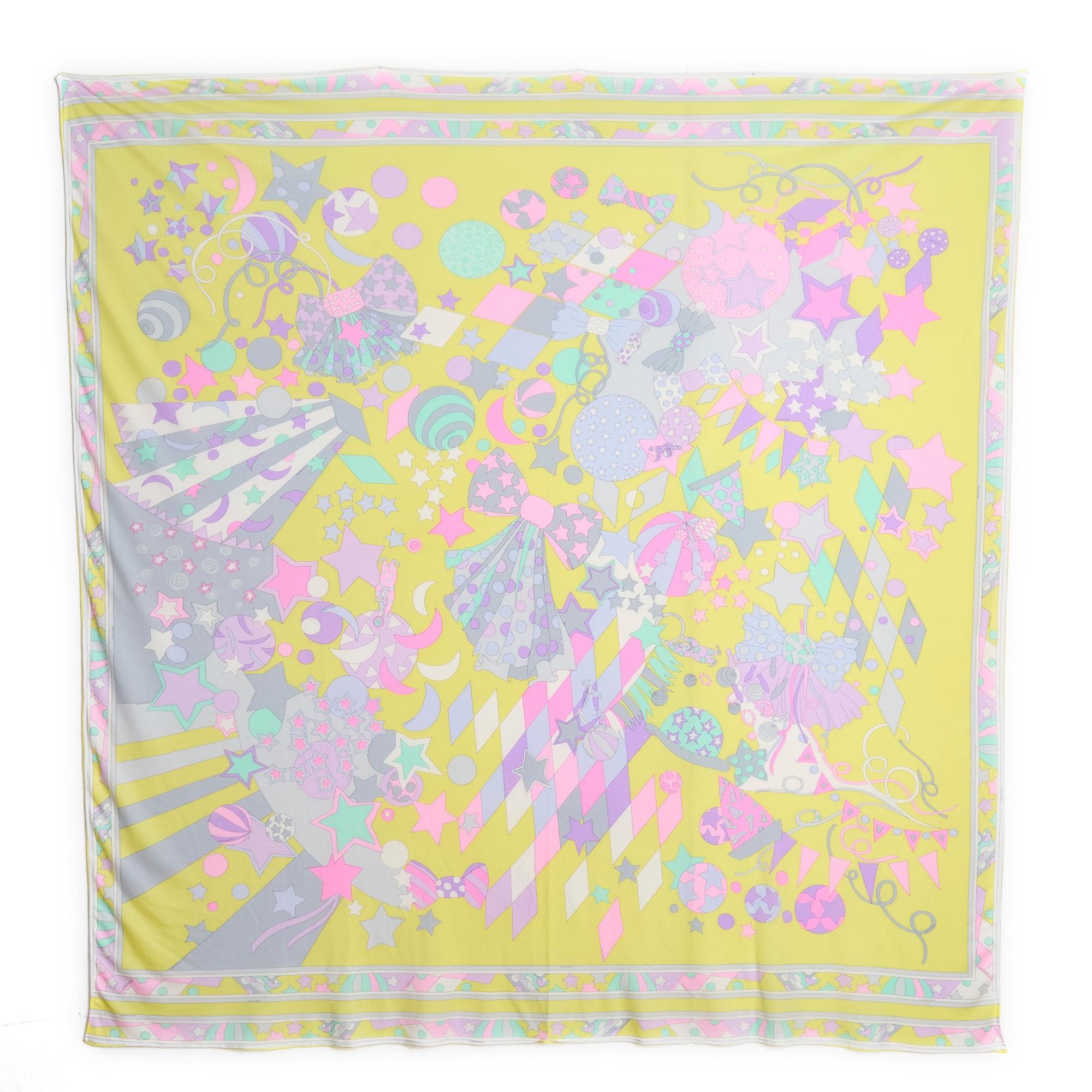 Léonard square scarf 145 in silk jersey, circus-inspired pattern in shades of green and pink on a yellow background. Width 145 cm x length 144 cm approximately. The square is vintage, the edges have obviously been sewn by machine, but it remains