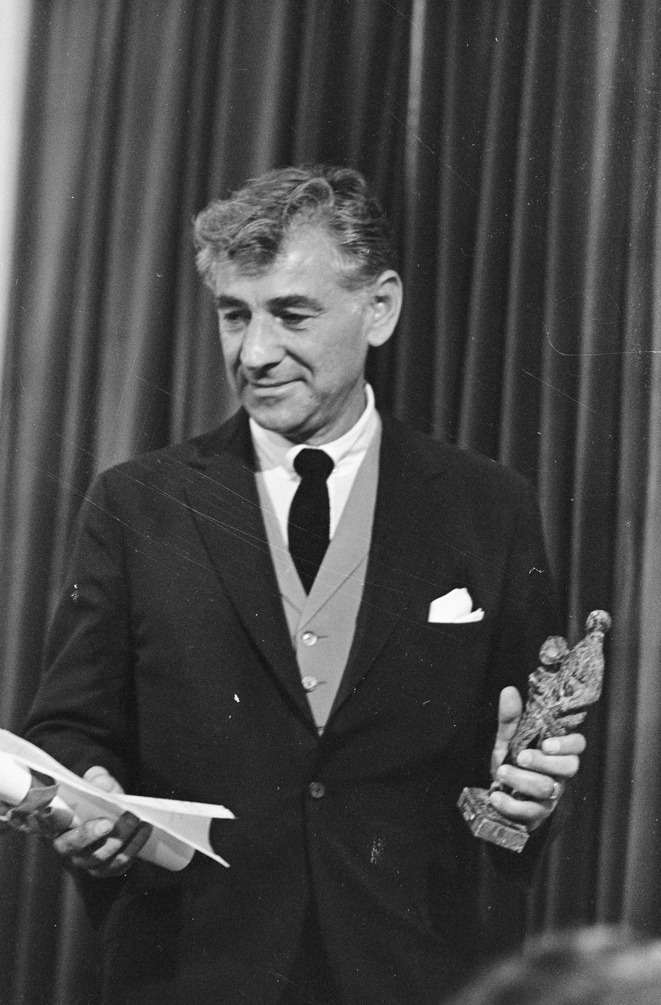 Leonard Bernstein reçoit le prix Edison, 1968 en vente 3