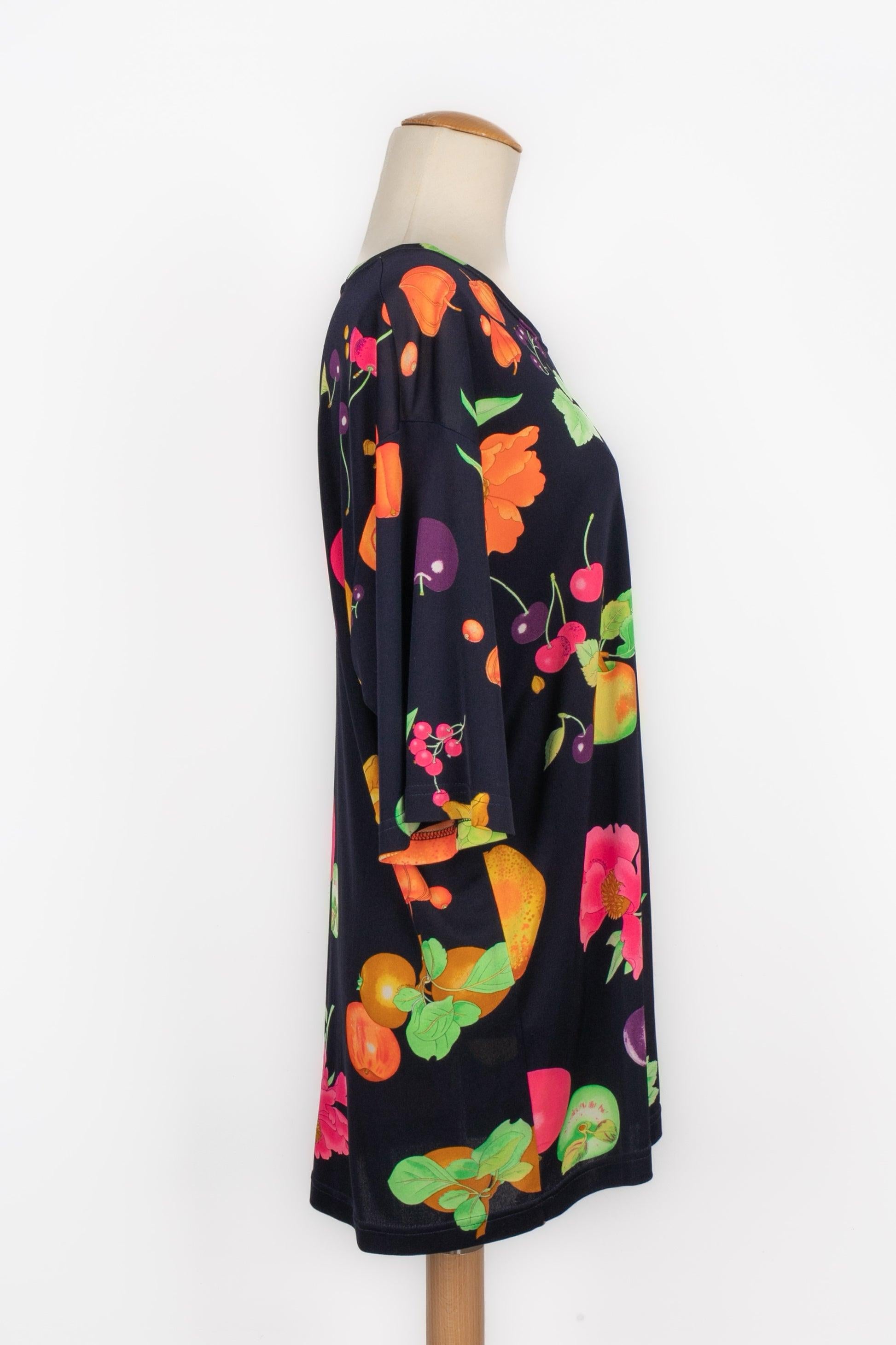 Leonard - (Made in France) Blue silk jersey top printed with flowers and fruits. Size 4.

Additional information:
Condition: Very good condition
Dimensions: Shoulder width: 52 cm - Sleeve length: 26 cm - Length: 75 cm

Seller Reference: FH229