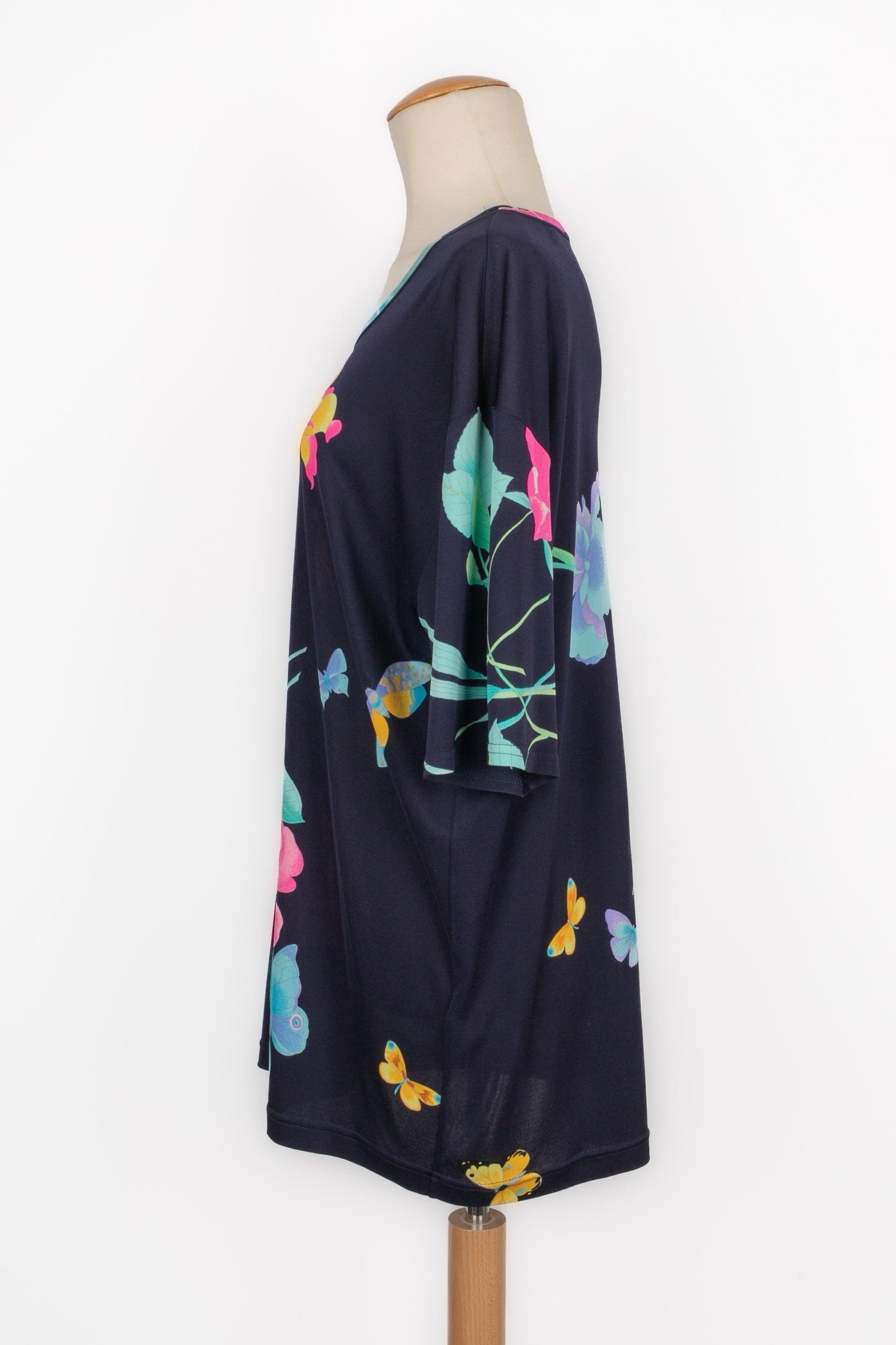 Leonard - (Made in France) Blaues, mit Blumen bedrucktes Seidenjersey-Top. Größe 4, es passt eine 44FR.

Zusätzliche Informationen:
Zustand: Sehr guter Zustand
Abmessungen: Schulterbreite: 56 cm - Ärmellänge: 24 cm - Länge: 75 cm

Sellers Referenz: