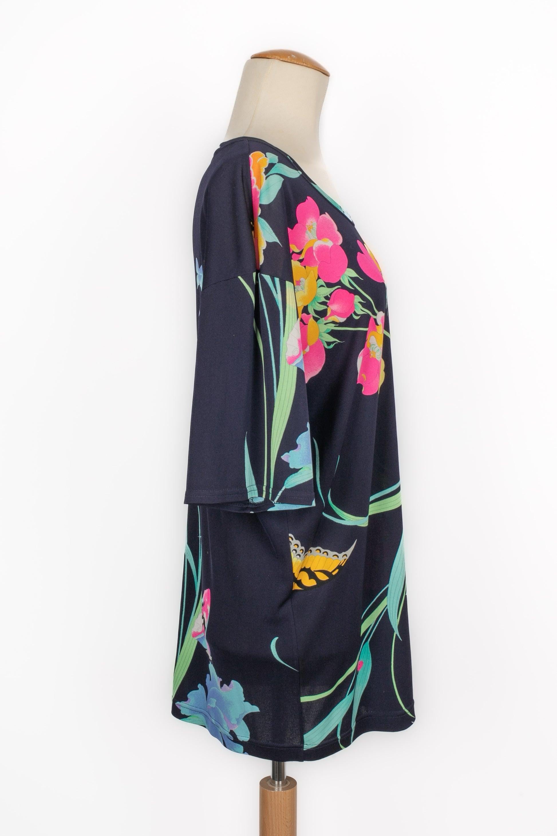 Leonard Blaues Top aus Seidenjersey mit Blumen bedruckt im Zustand „Hervorragend“ im Angebot in SAINT-OUEN-SUR-SEINE, FR