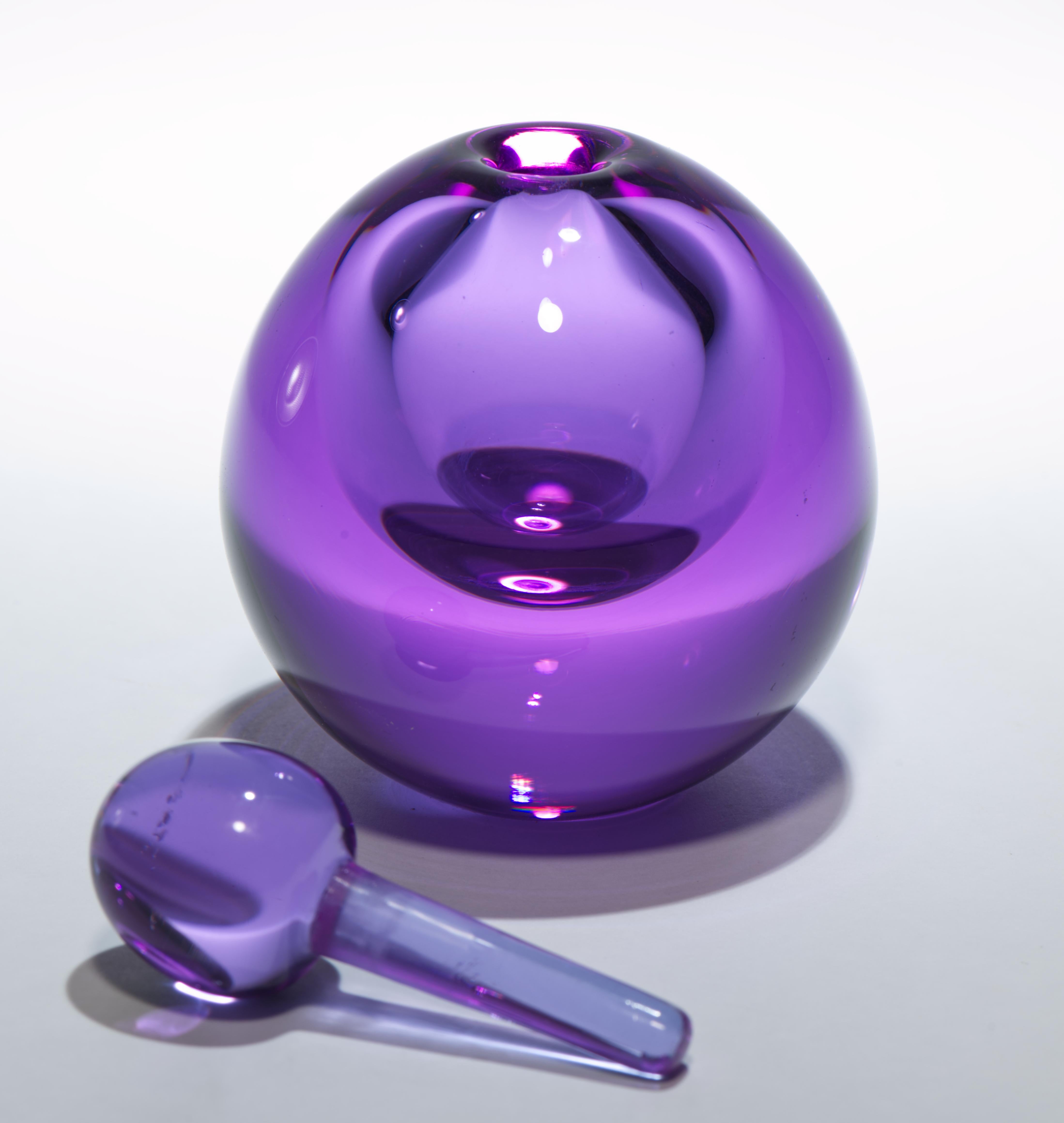 Leonard DiNardo Neodymium Alexandrite Glass Perfume Bottle, 1983 In Good Condition For Sale In Clifton Springs, NY