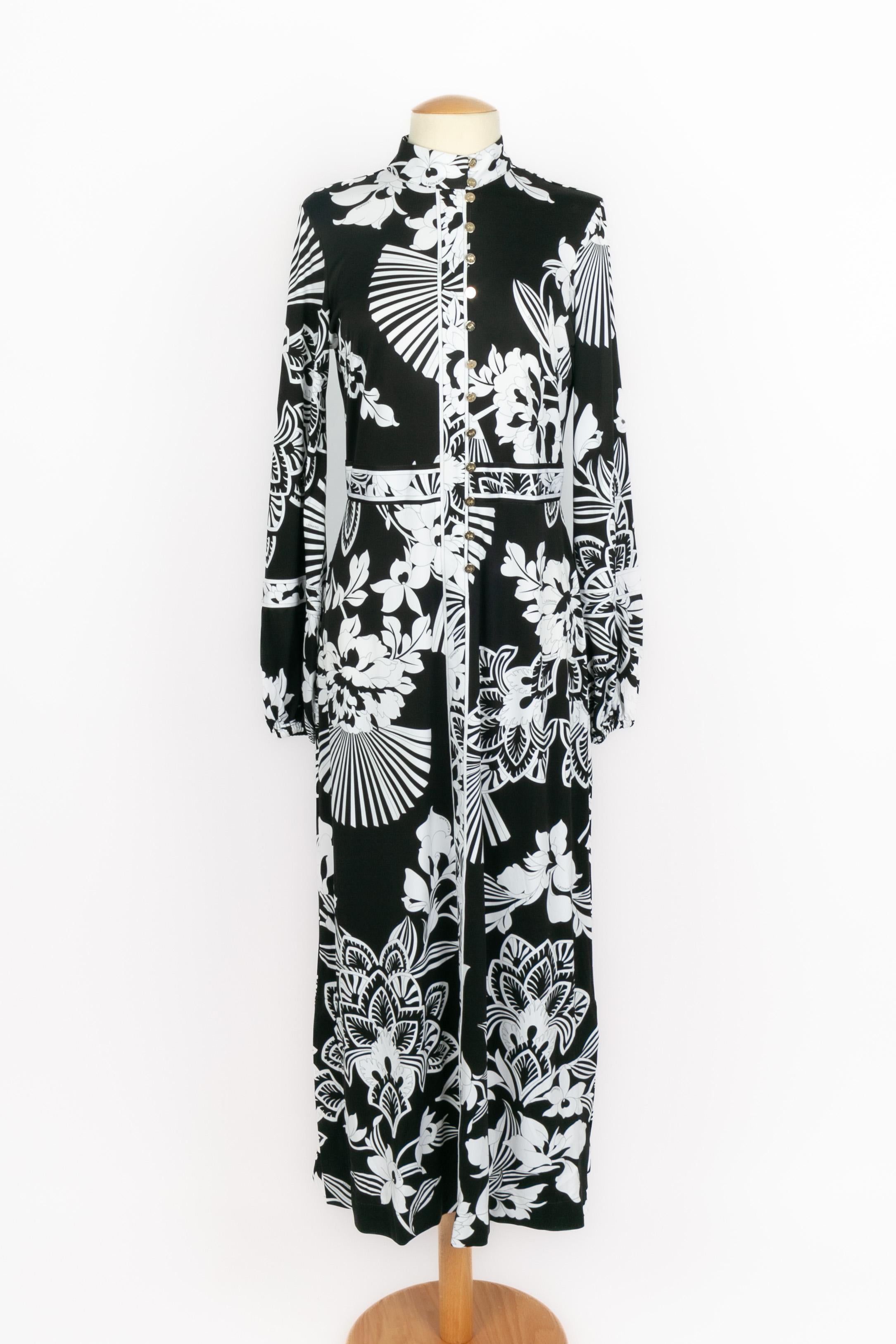 LEONARD - Long black and white stretch dress with a flower pattern, long sleeves, and champagne metal buttons. No size indicated, it fits a 38FR. 2018 Pre-Fall Collection Pre-Fall under the artistic direction of Christine Phung.

Condition:
Very