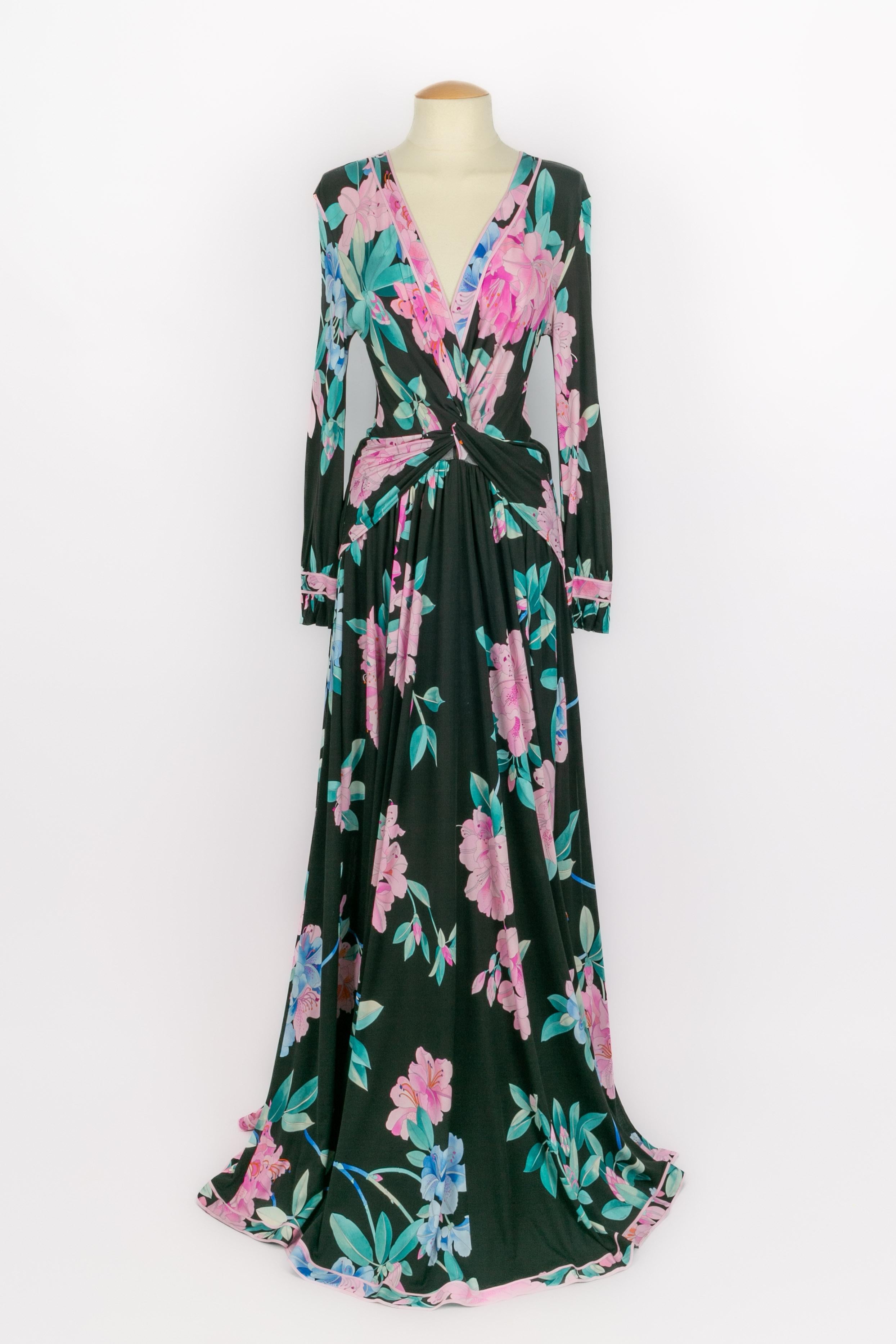 LEONARD - Long stretch dress with a pink flower pattern on a black background, pleated and draped on the front, with a V-neck, and a side split. No size indicated, it fits a 36FR/38FR. 2019 Pre-Fall Collection.

Condition:
Very good