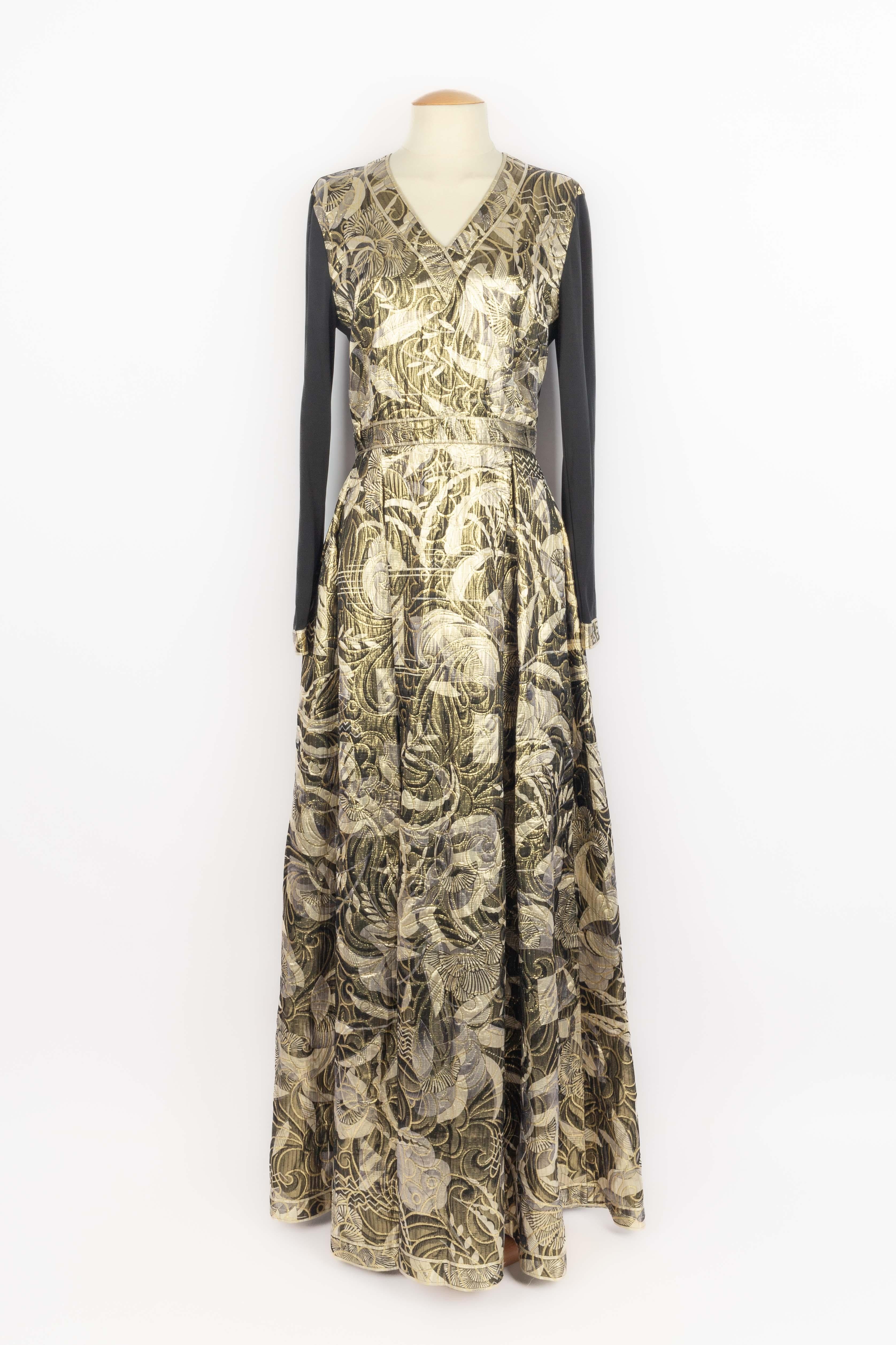 LÉONARD - (Made in Italy) Wool and silk lamé dress with golden and black tone topstitches. Size 38IT. 2019 Pre Fall Collection.

Condition:
Very good condition

Dimensions:
Shoulder width: 43 cm - Chest: 45 cm - Waist: 34 cm - Sleeve length: 64 cm -