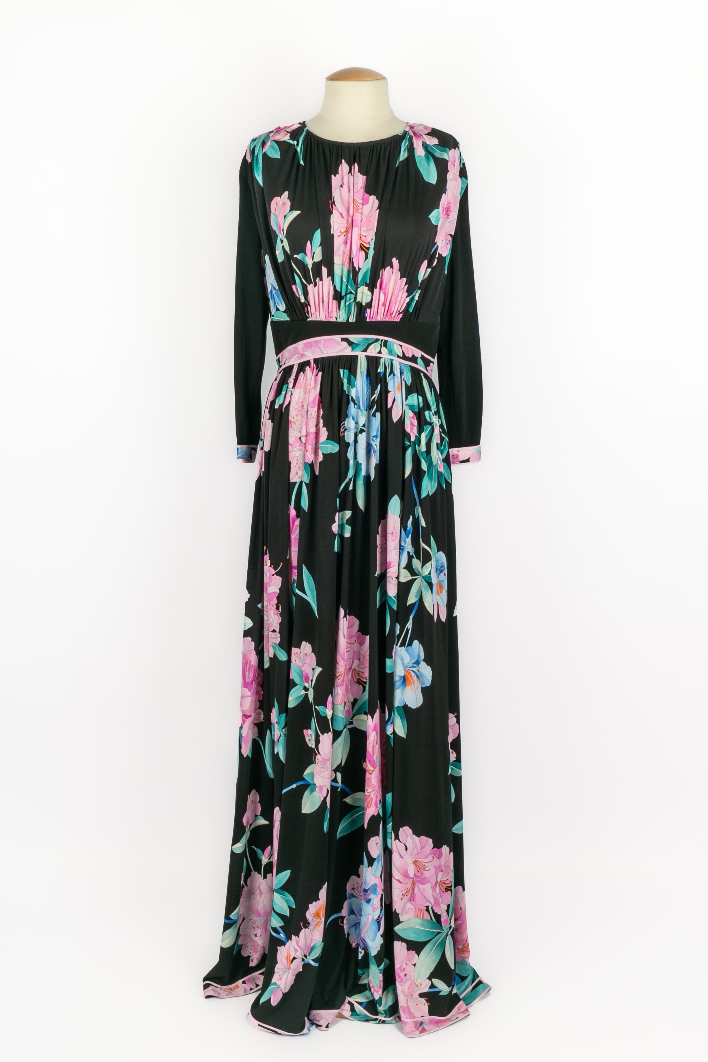 LÉONARD - (Made in Italy) Langes plissiertes Kleid aus Stretch-Seide, verziert mit grünen, blauen und rosa Blumen auf schwarzem Grund. Zusammensetzung und Größe Etiketten fehlen, es passt eine 38FR. 2019 Pre Fall Collection'S.

Bedingung:
Sehr guter