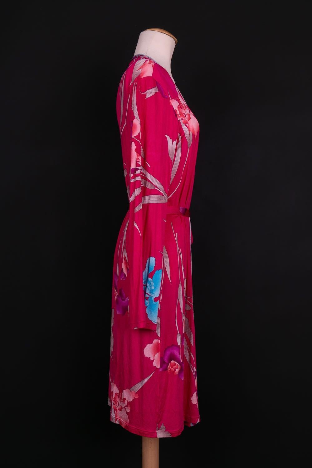 Leonard - (Made in Italy) Floral print dress on a fuchsia pink background. Size 42FR.

Additional information:
Condition: Very good condition
Dimensions: Shoulder width: 36 cm - Chest: 47 cm - Sleeve length: 62 cm - Length: 100 cm

Seller Reference: