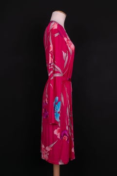 Robe à imprimé floral de Leonard sur fond rose fuchsia