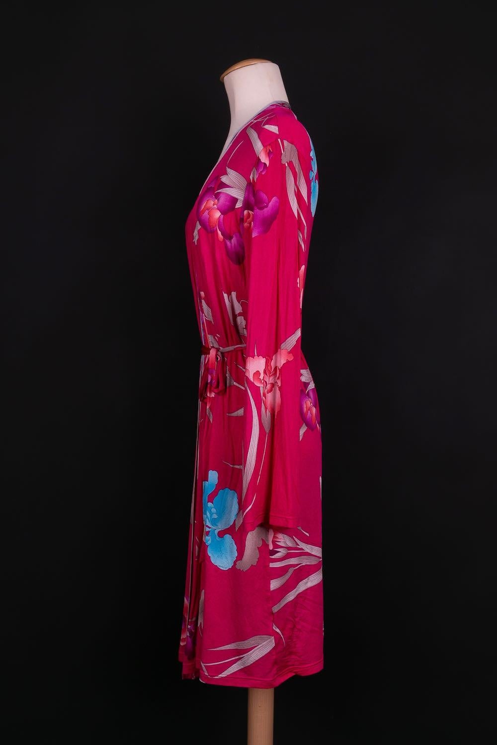 Abito con stampa floreale di Leonard su sfondo rosa fucsia In condizioni ottime in vendita a SAINT-OUEN-SUR-SEINE, FR