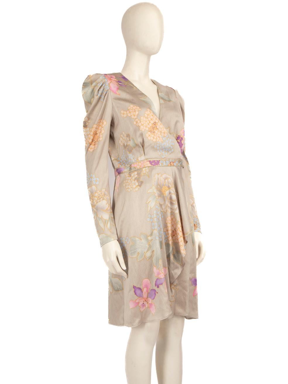 El ESTADO es Muy bueno. Apenas se aprecia desgaste en el vestido de este artículo usado de reventa del diseñador Leonard.



Detalles


Tono gris multicolor

Seda

Vestido envolvente

Estampado floral

Largo hasta la rodilla

Cierre con