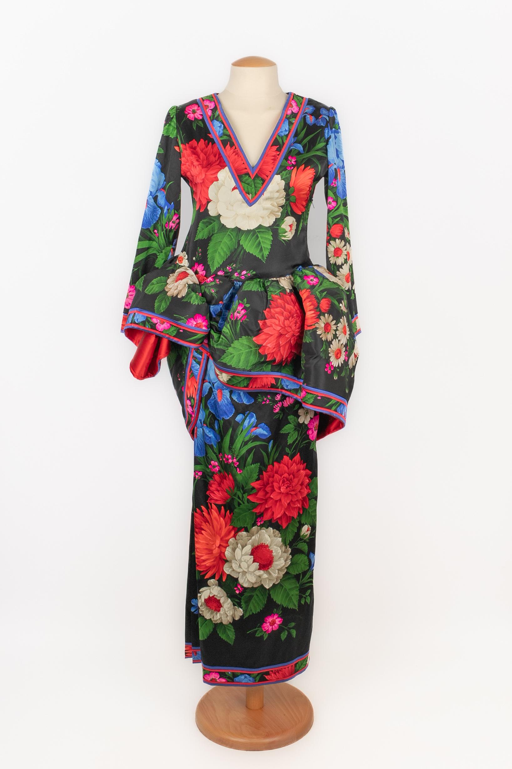 LEONARD - (Made in France) Blended silk dress with structured flounces and flower pattern in black, red, and blue tones. No size indicated, it fits a 36FR/38FR.

Condition:
Very good condition

Dimensions:
Shoulder width: 35 cm - Chest: 45 cm -