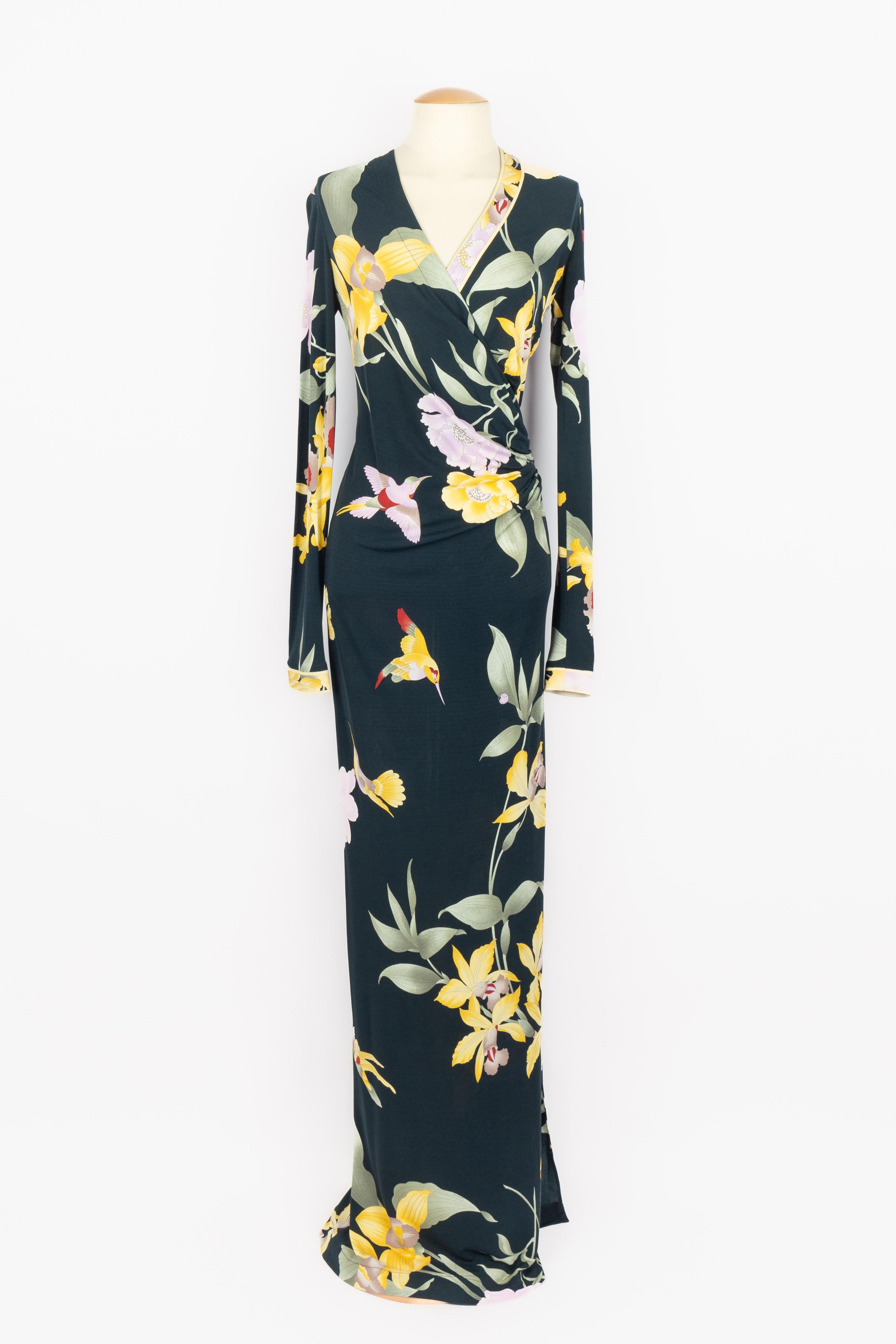 LÉONARD - (Made in Italy) Abito lungo in seta stretch con drappeggio frontale e spacco. Un motivo di fiori e uccelli colorati su uno sfondo verde scuro. Manca l'etichetta della taglia, ma si adatta a una 38FR/40FR.

Condizioni:
Ottime